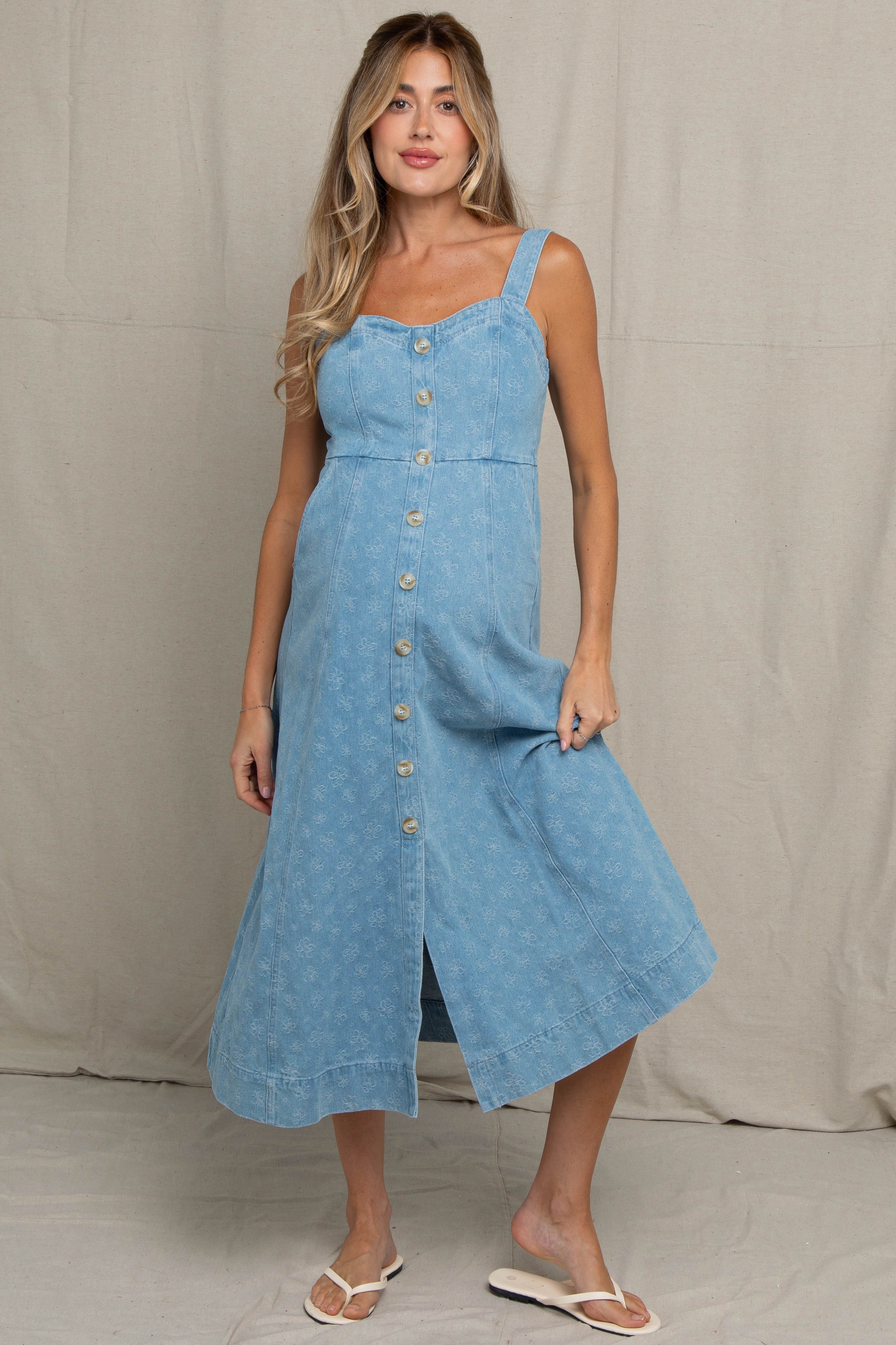 Geblümtes Umstands-Midikleid mit Knopfleiste in hellem Denim