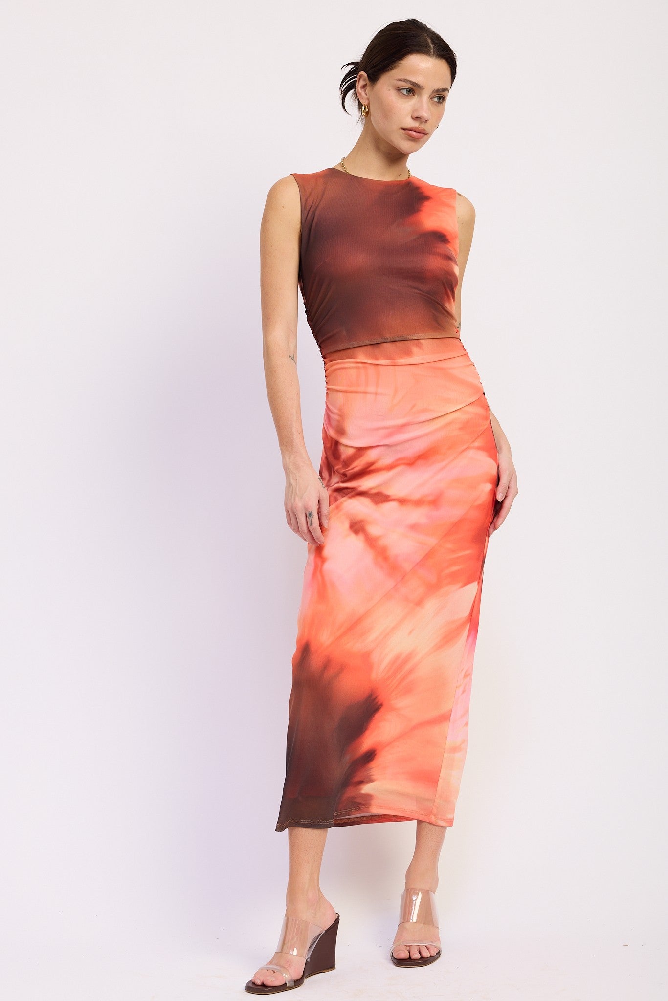 Umstands-Maxikleid aus Mesh in Batik-Optik mit seitlicher Raffung