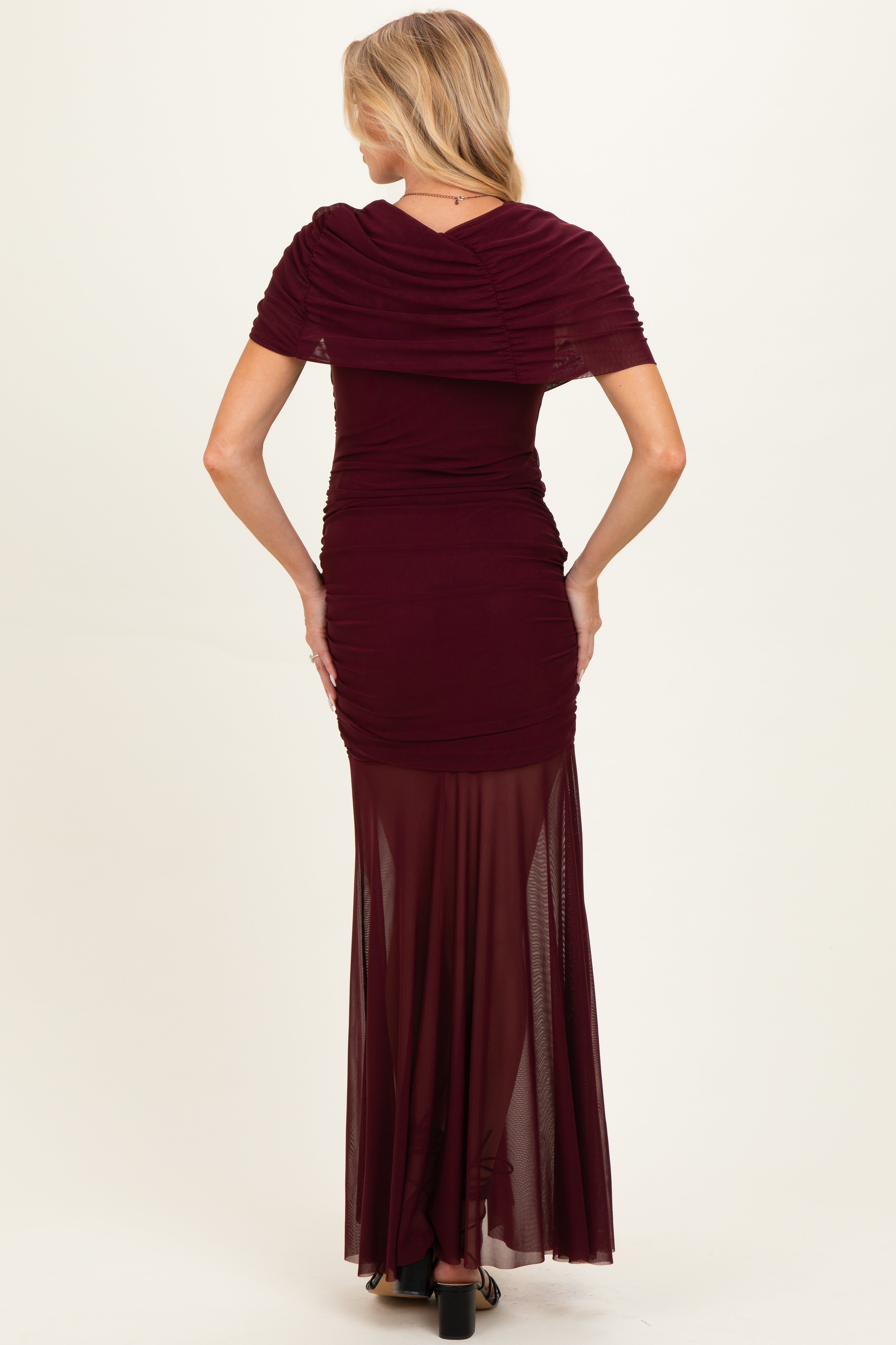 Weinrotes Umstands-Maxikleid mit drapiertem Oberteil und gerafftem Mesh