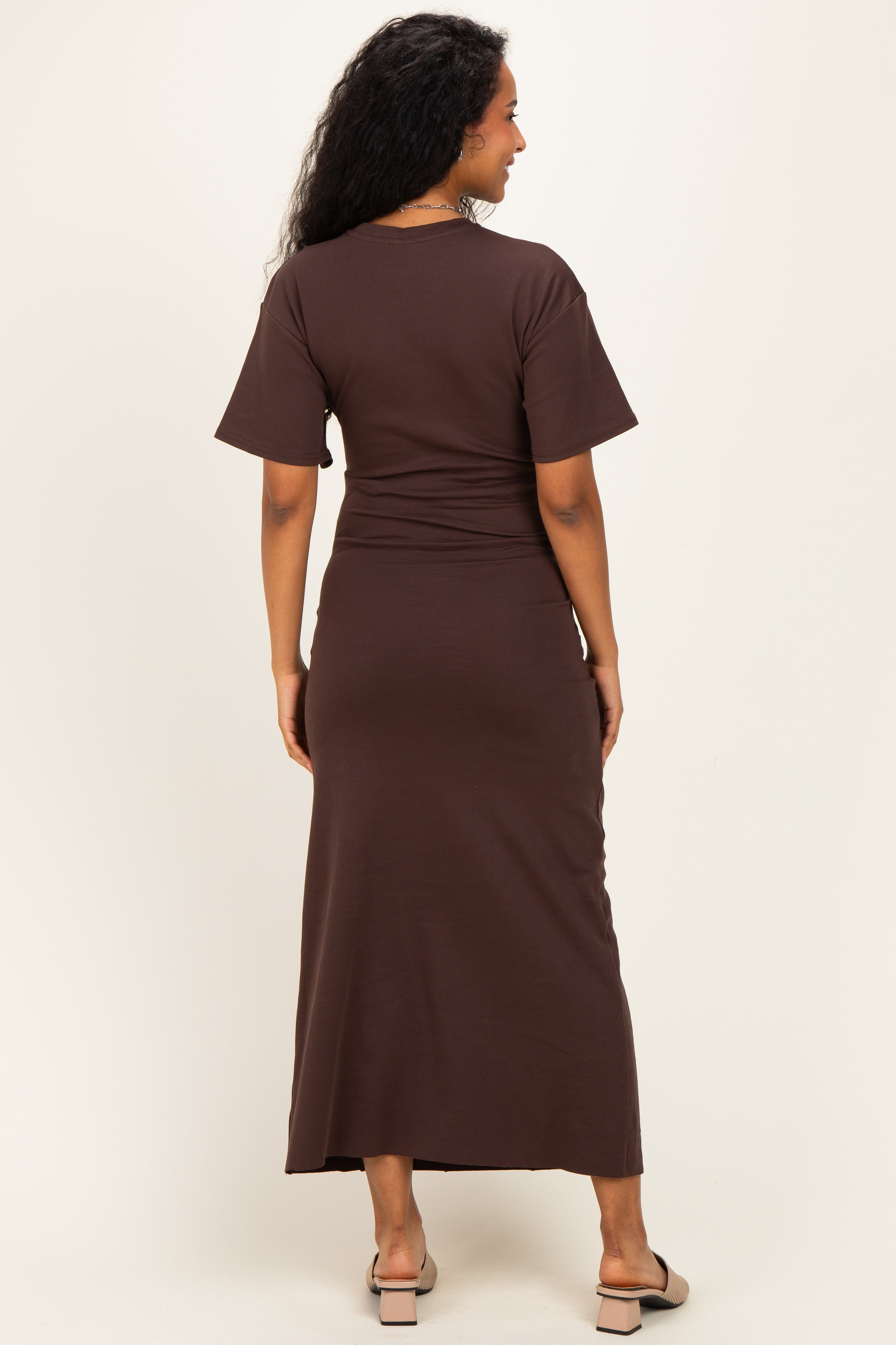 Umstands-Maxikleid in Braun mit überschnittenen Schultern und Raffung