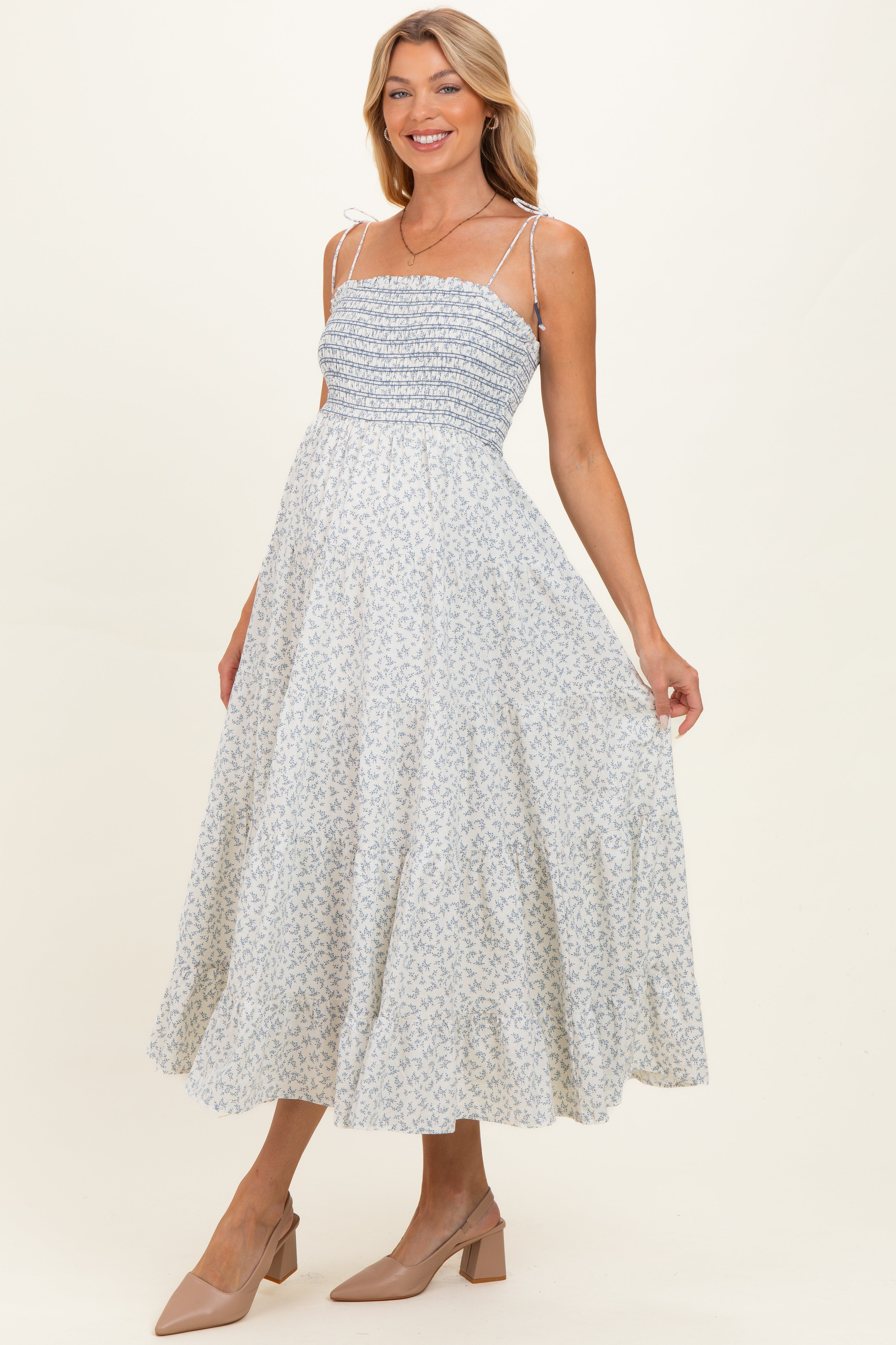 Creme-blaues Umstands-Midikleid mit Blumenmuster, Smok-Oberteil und Stufenrock