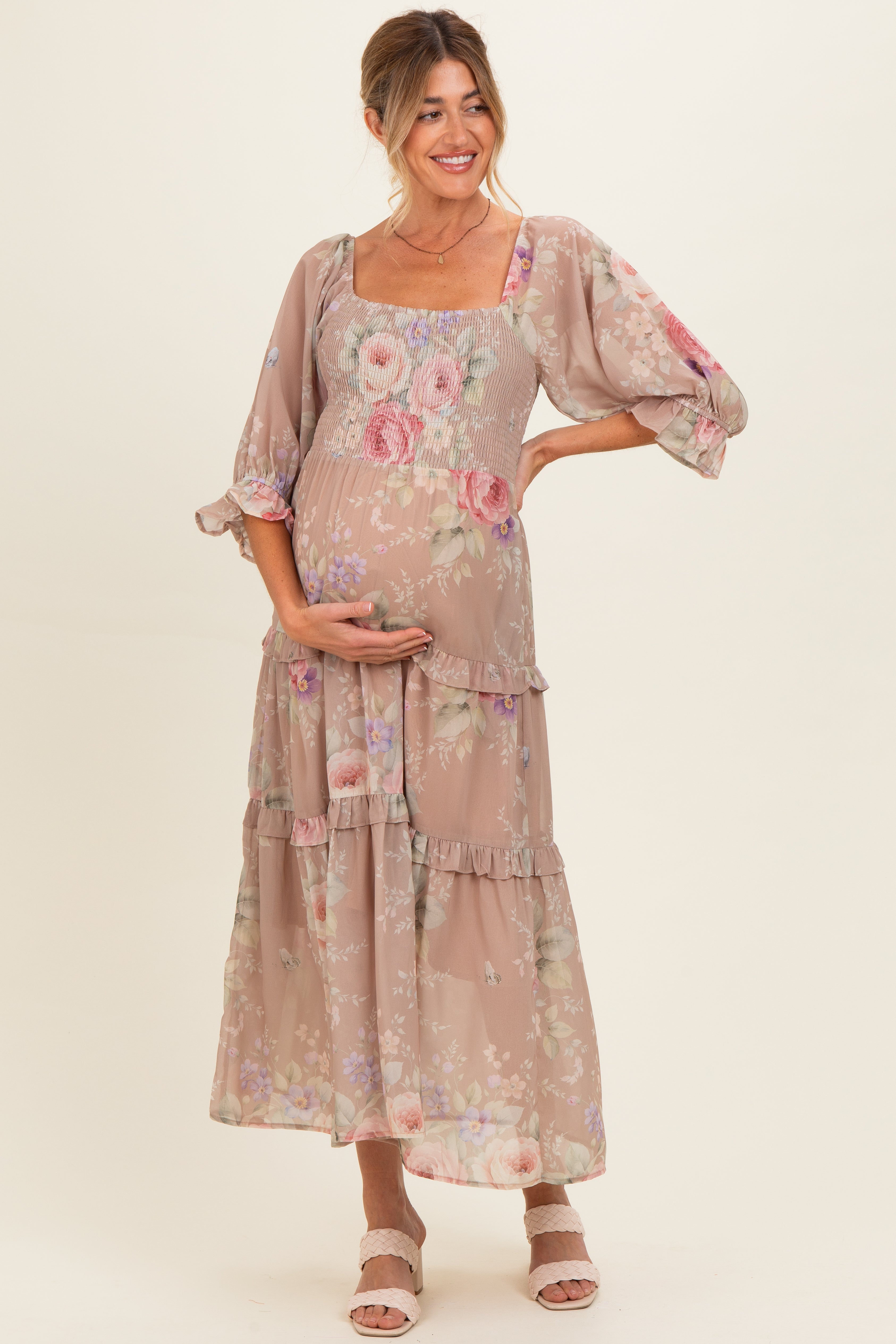 Taupefarbenes gestuftes Umstands-Maxikleid aus Chiffon mit Blumenmuster und Smok-Optik