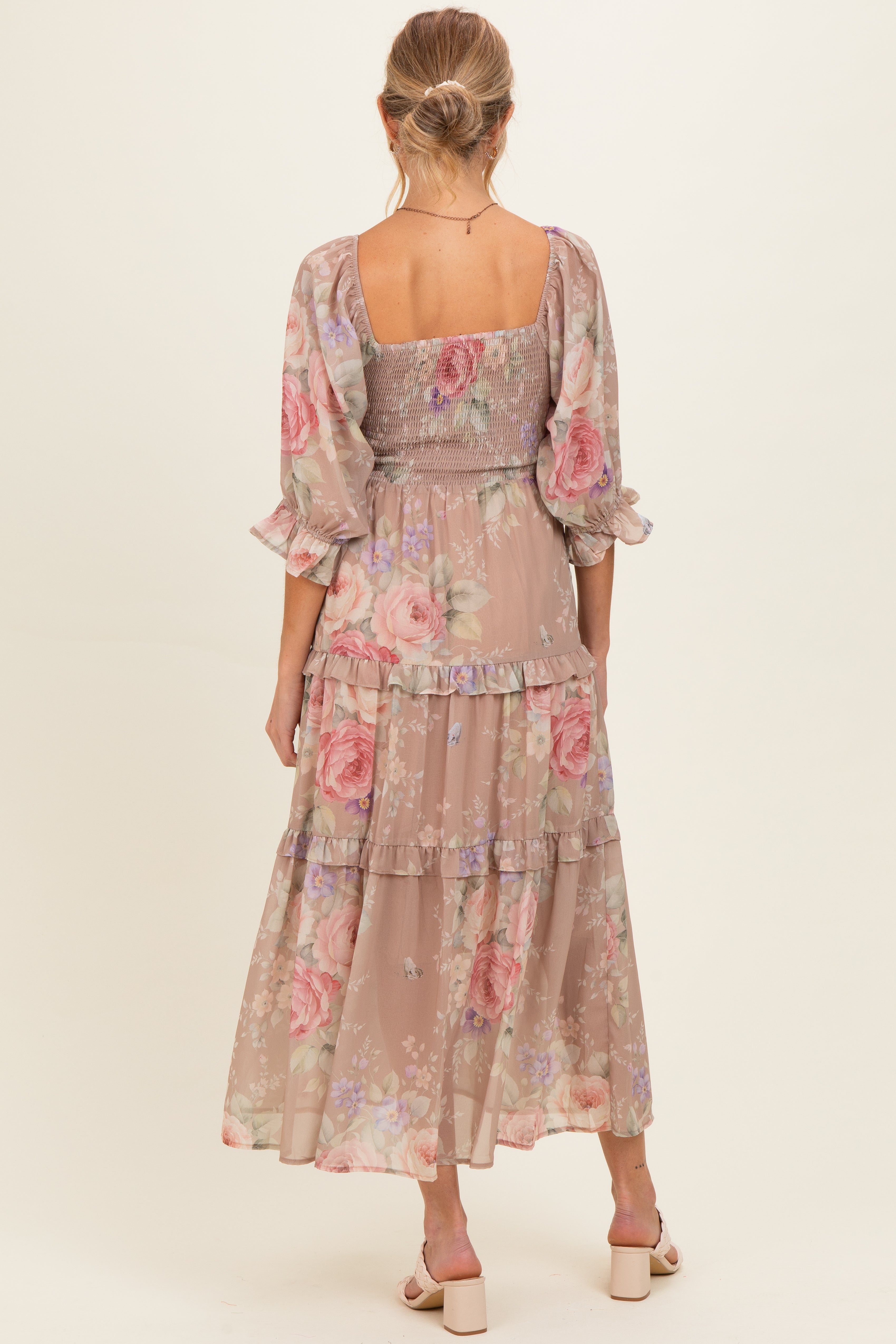 Taupefarbenes gestuftes Umstands-Maxikleid aus Chiffon mit Blumenmuster und Smok-Optik