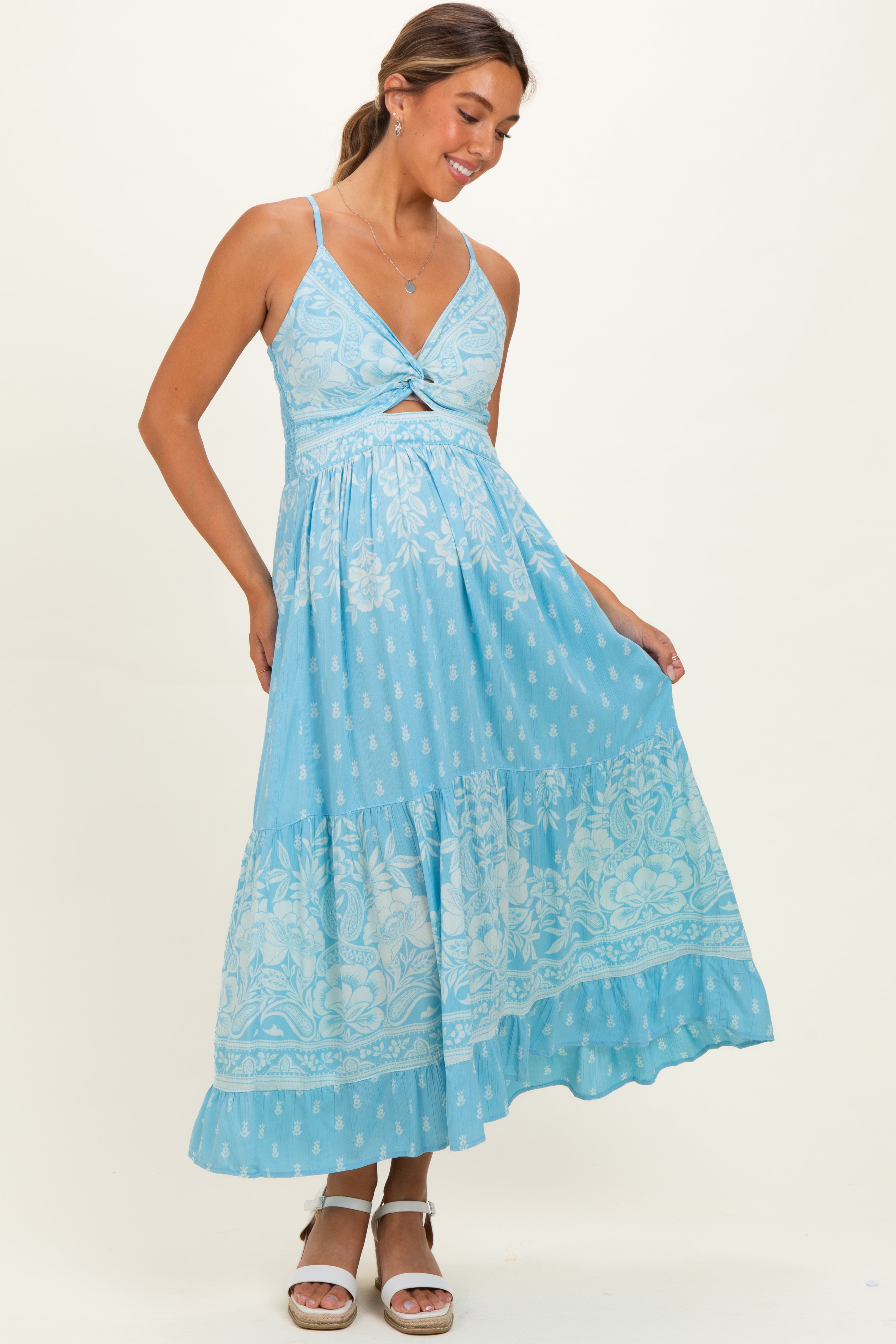Umstands-Maxikleid in Hellblau mit V-Ausschnitt, Twist-Detail und Cut-out