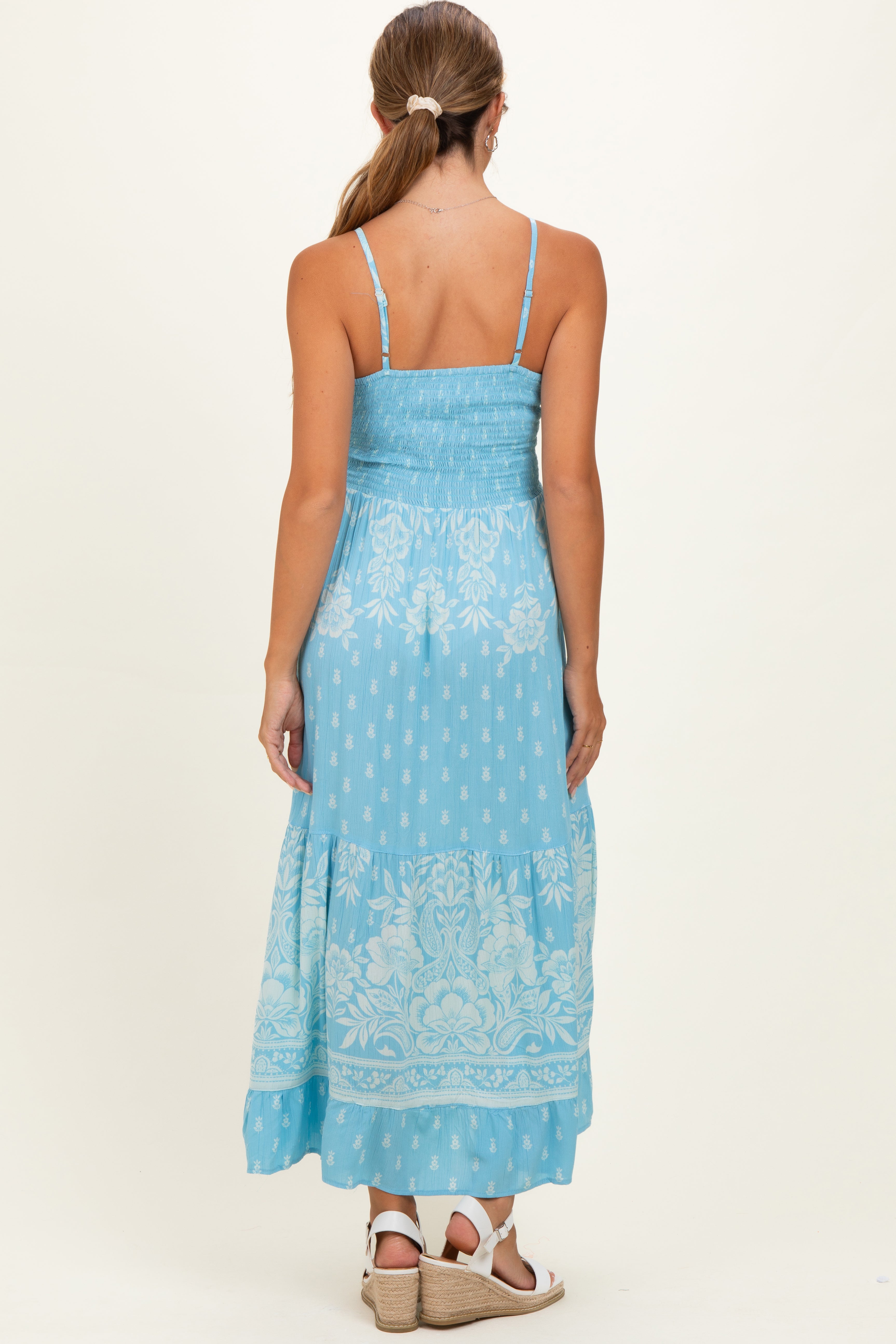 Umstands-Maxikleid in Hellblau mit V-Ausschnitt, Twist-Detail und Cut-out