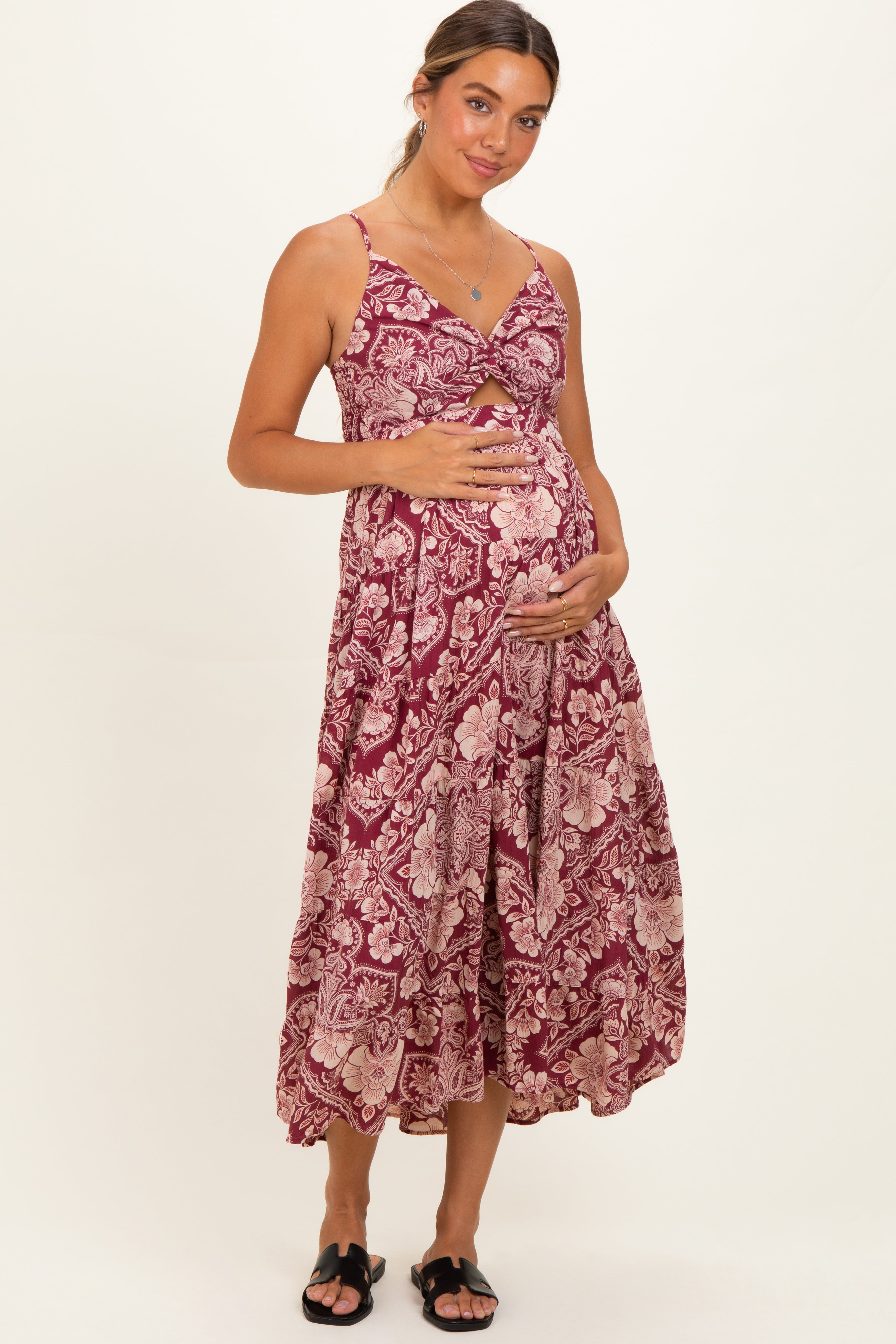 Umstands-Maxikleid in Weinrot mit Blumenmuster, V-Ausschnitt und Twist-Detail