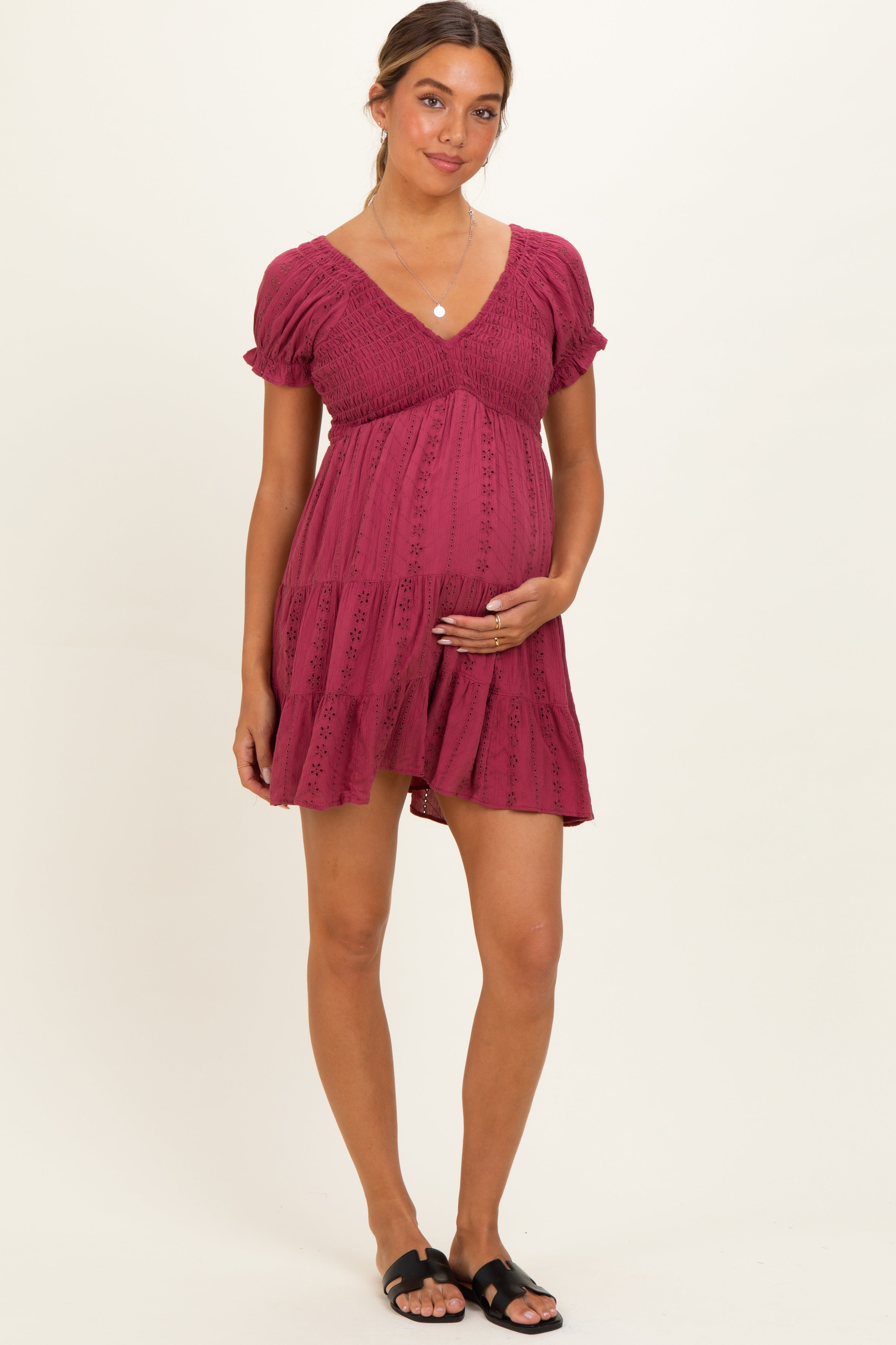 Umstands-Minikleid in Altrosa mit Smok-Design und Lochspitze