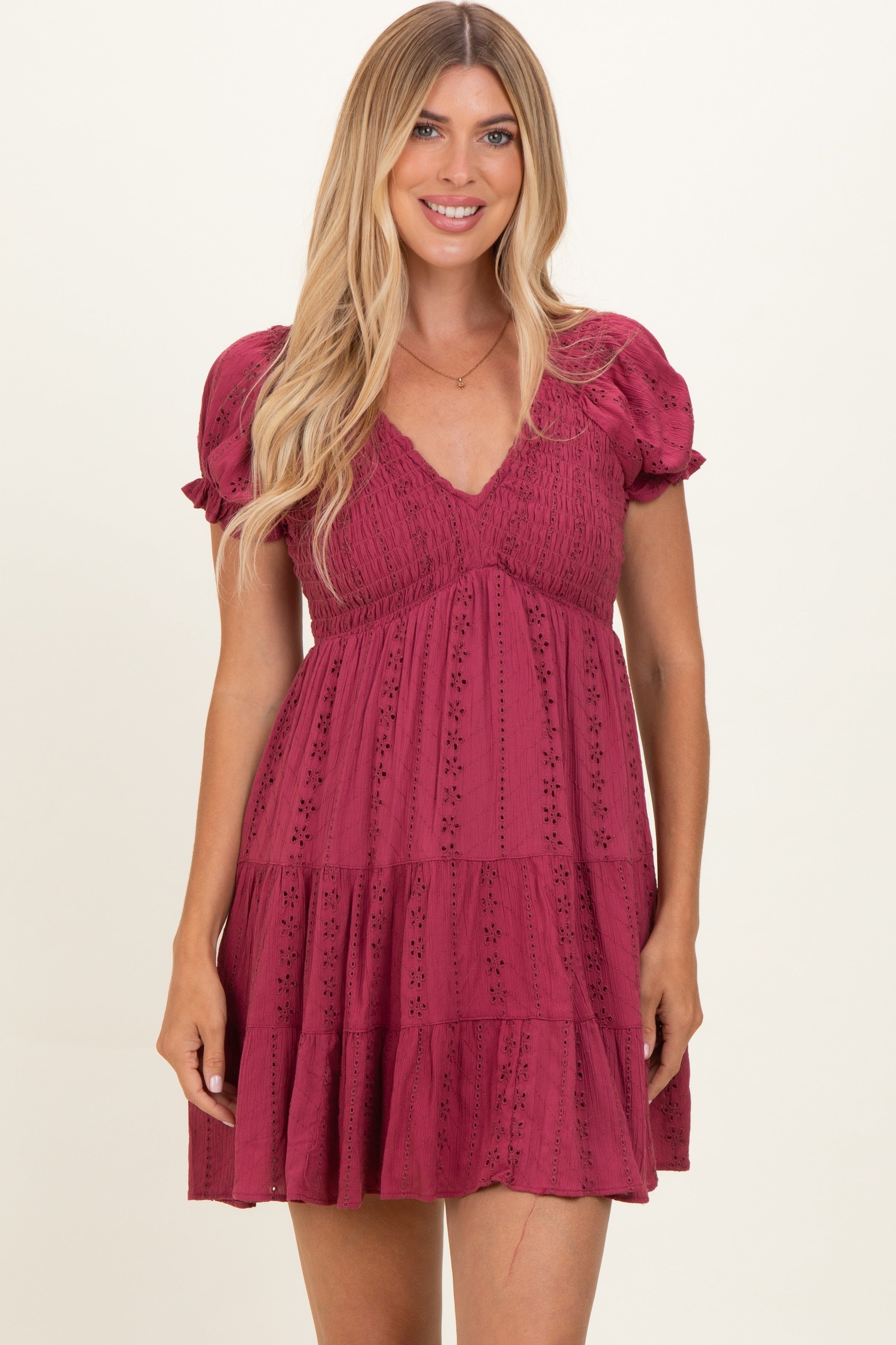Umstands-Minikleid in Altrosa mit Smok-Design und Lochspitze