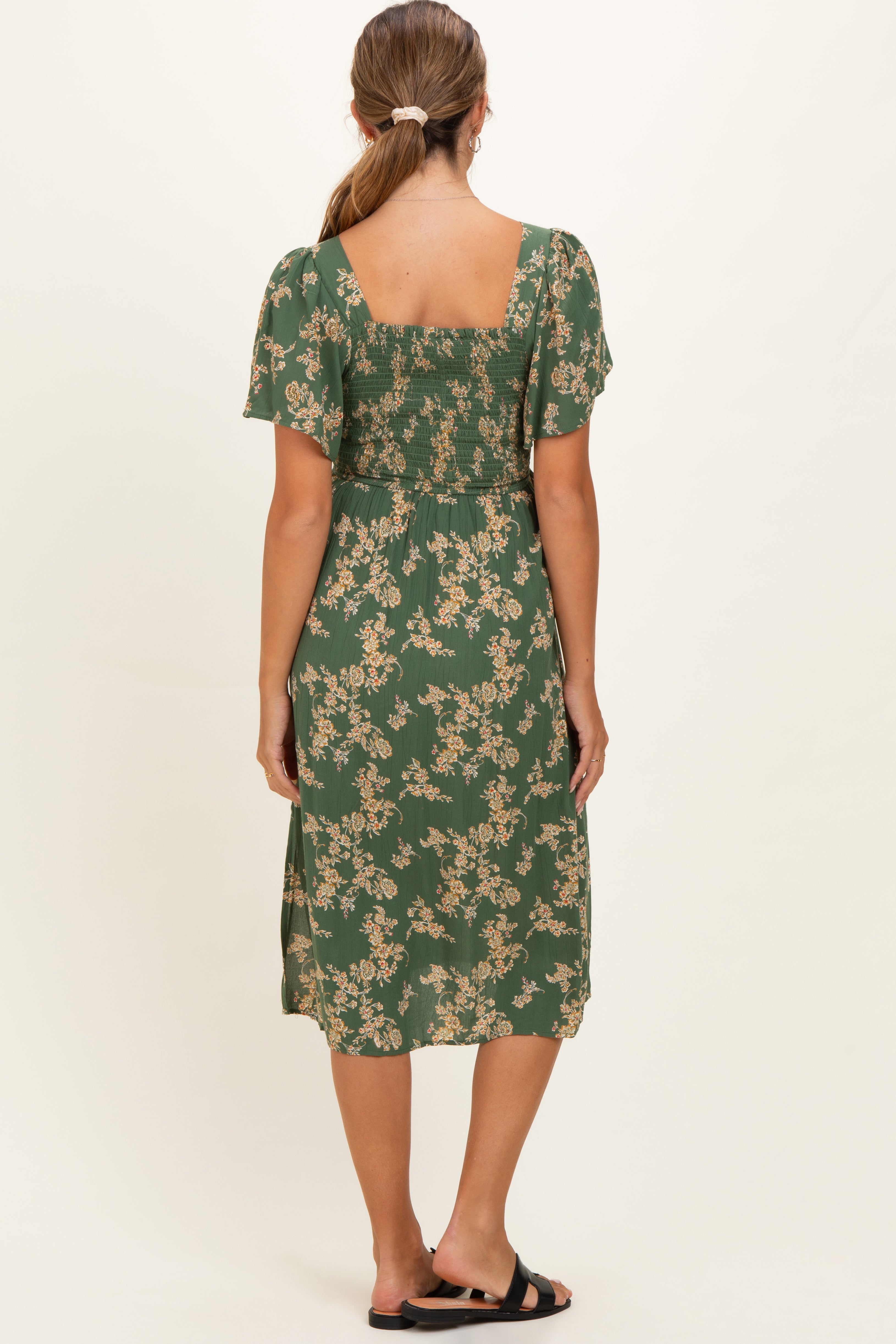 Umstands-Midikleid in Oliv mit Blumenmuster, V-Ausschnitt und Twist-Detail vorne