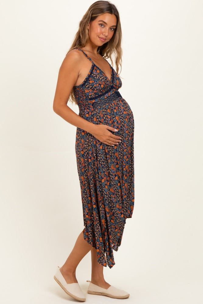 Umstands-Kleid in Marineblau mit Blumenmuster, V-Ausschnitt, Spitzenbesatz und Zipfelsaum