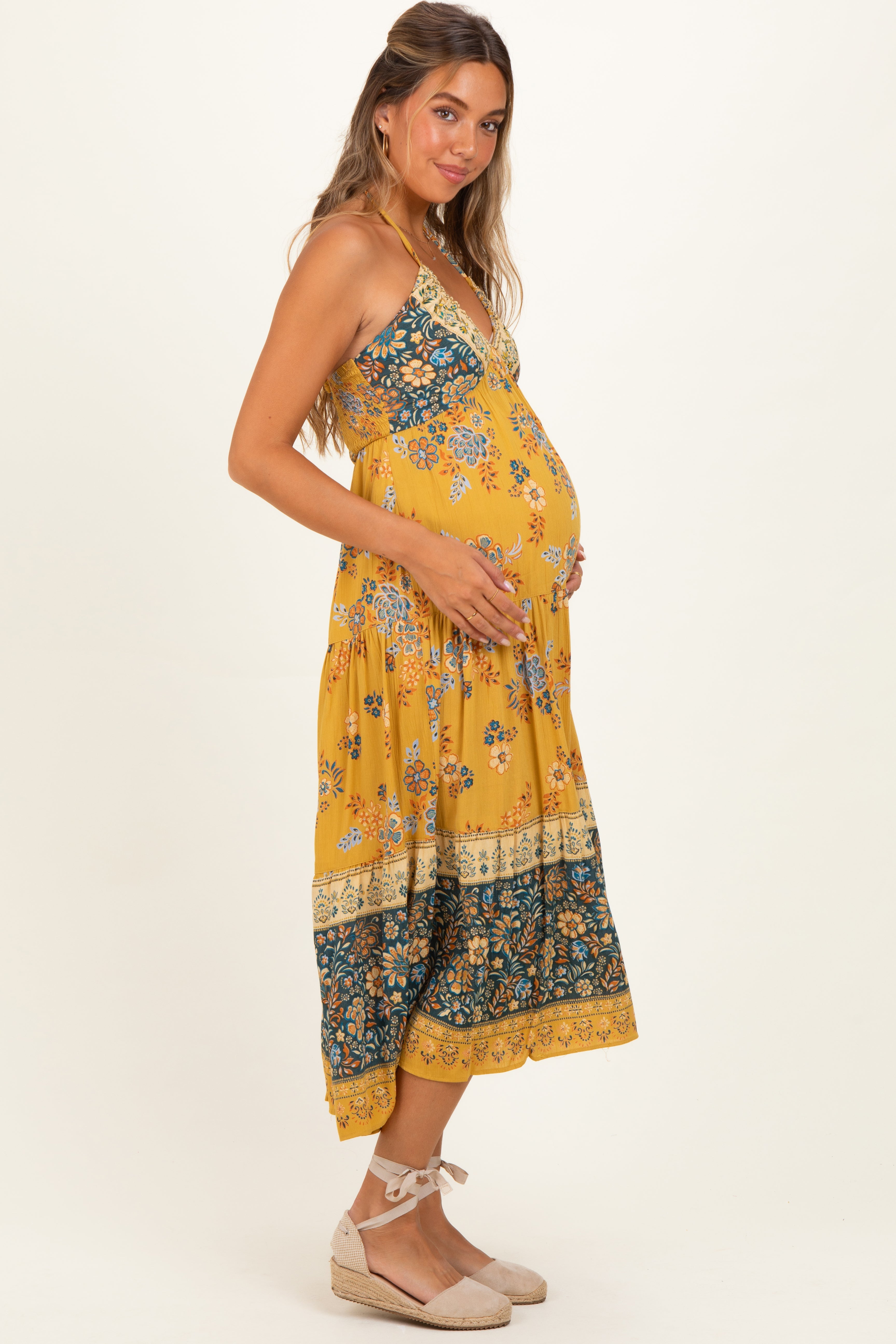 Umstands-Maxikleid in Gelb mit Mustermix und Neckholder