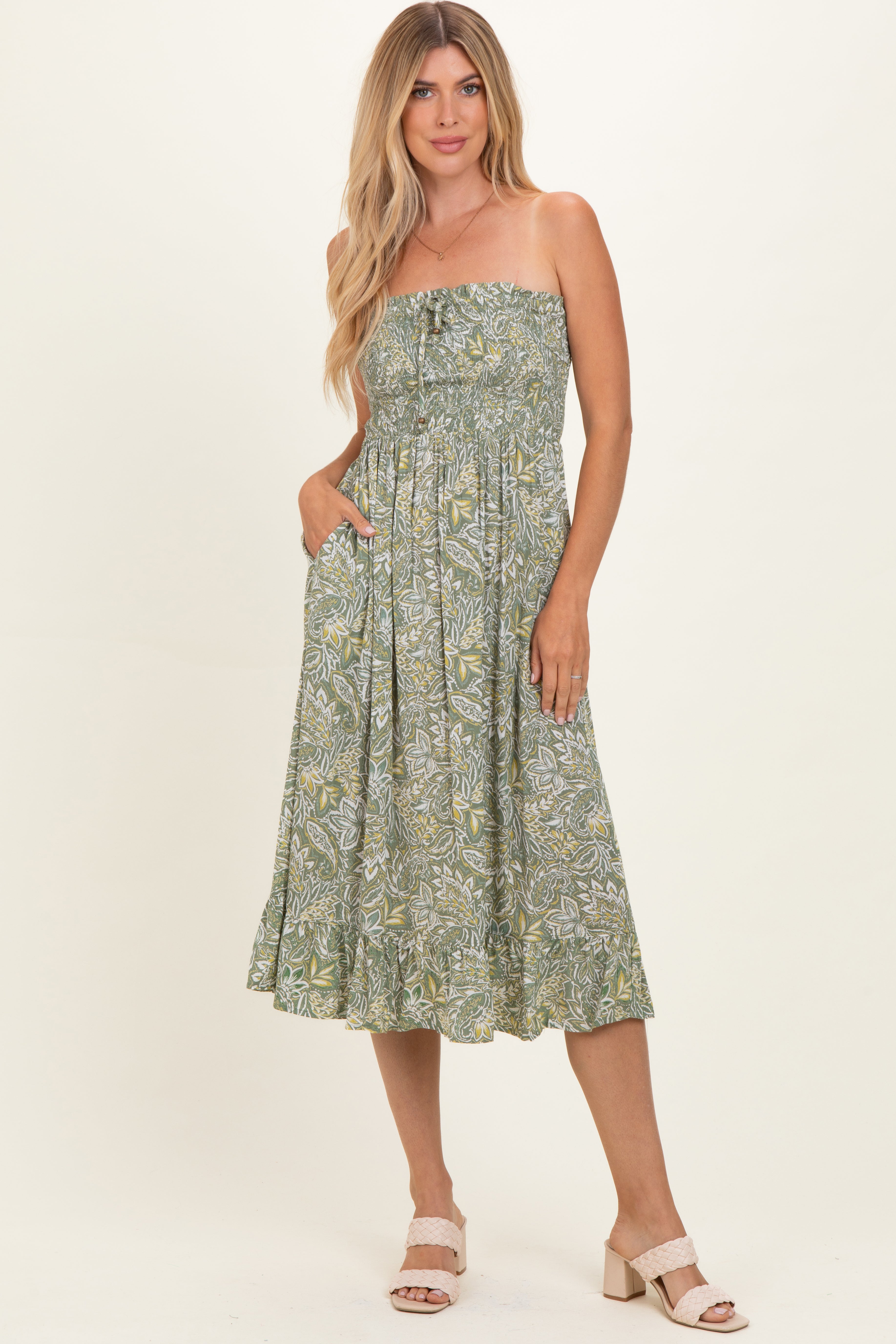Trägerloses gesmoktes Umstands-Midikleid in Grün mit Blumenmuster