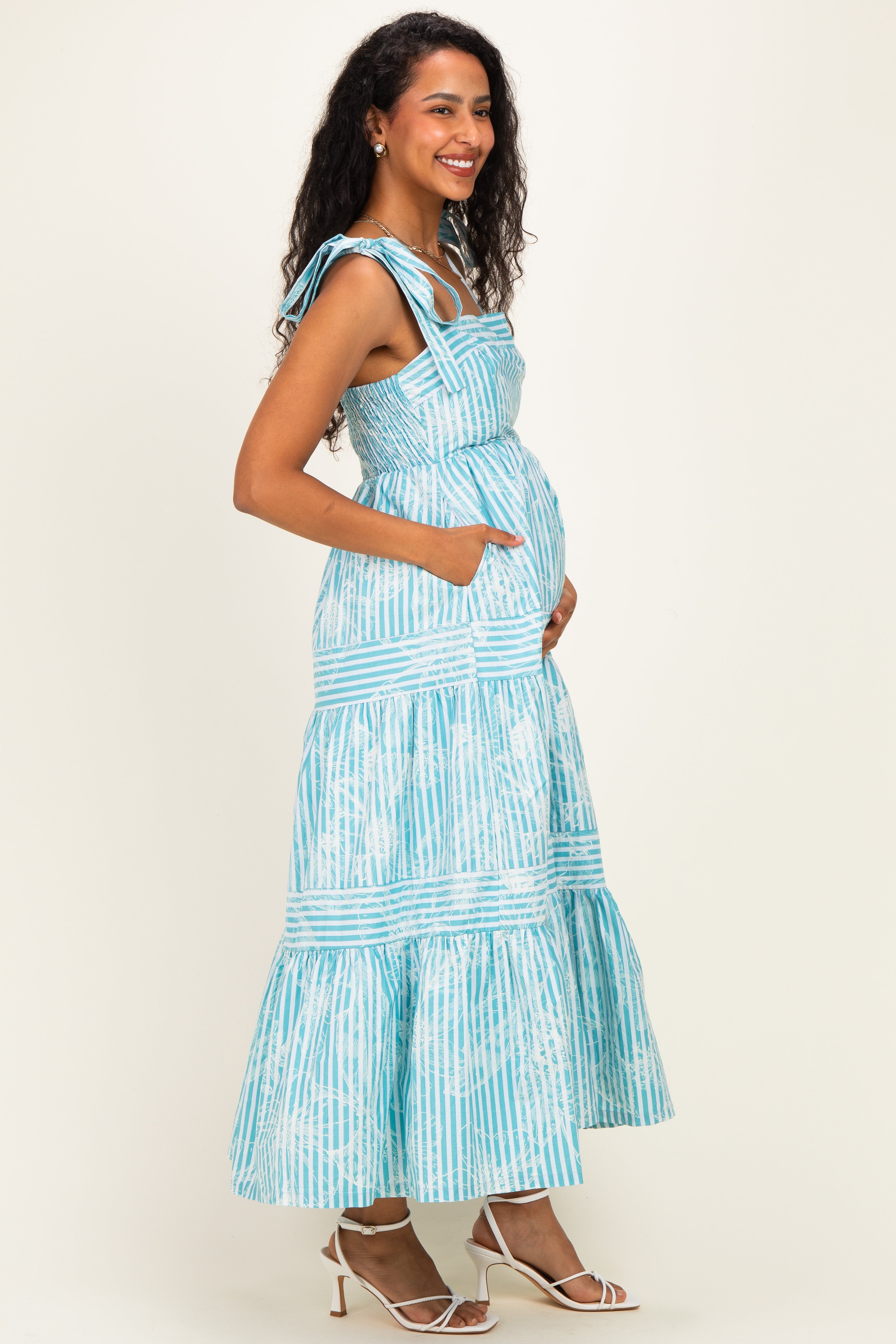 Gestreiftes gestuftes Umstands-Maxikleid mit Schulterbindern