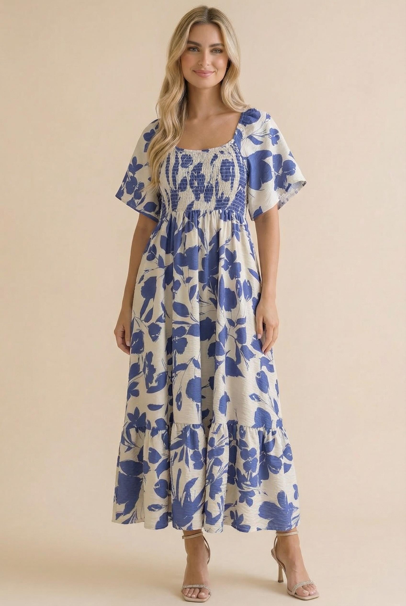 Umstands-Maxikleid mit Herzausschnitt, Smok-Detail und Blumenmuster