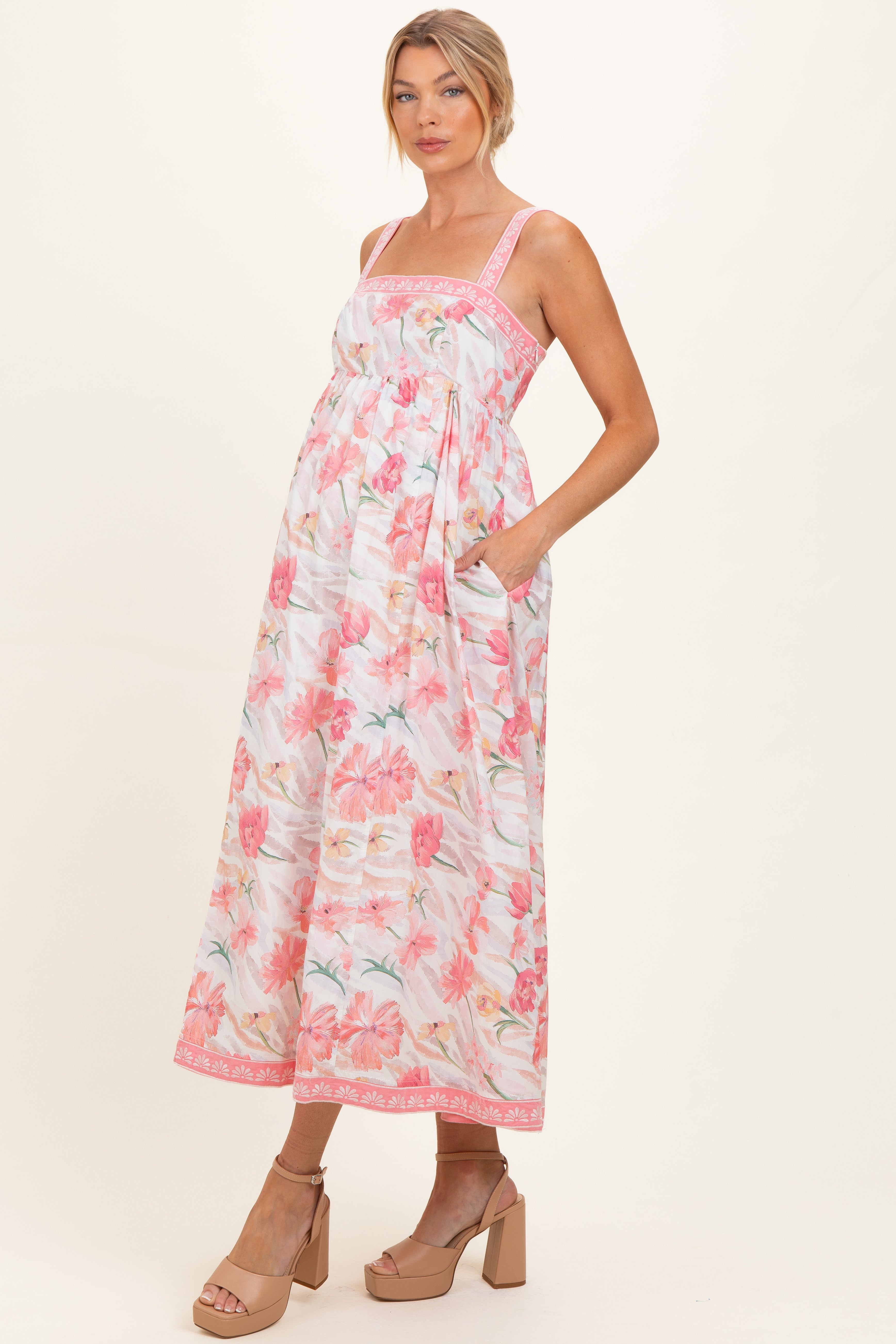Umstands-Maxikleid in Korallenrosa mit Blumenstickerei