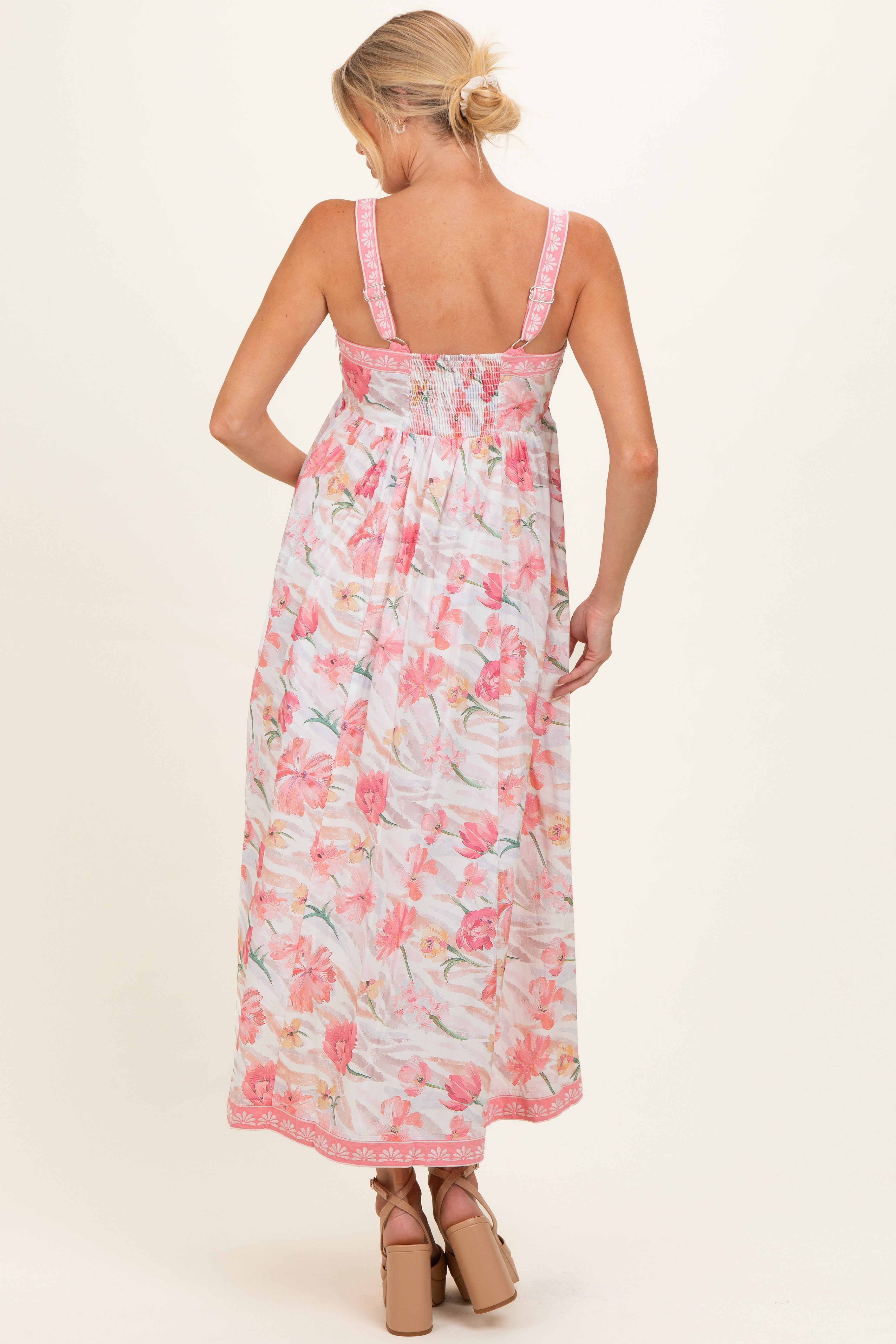 Umstands-Maxikleid in Korallenrosa mit Blumenstickerei