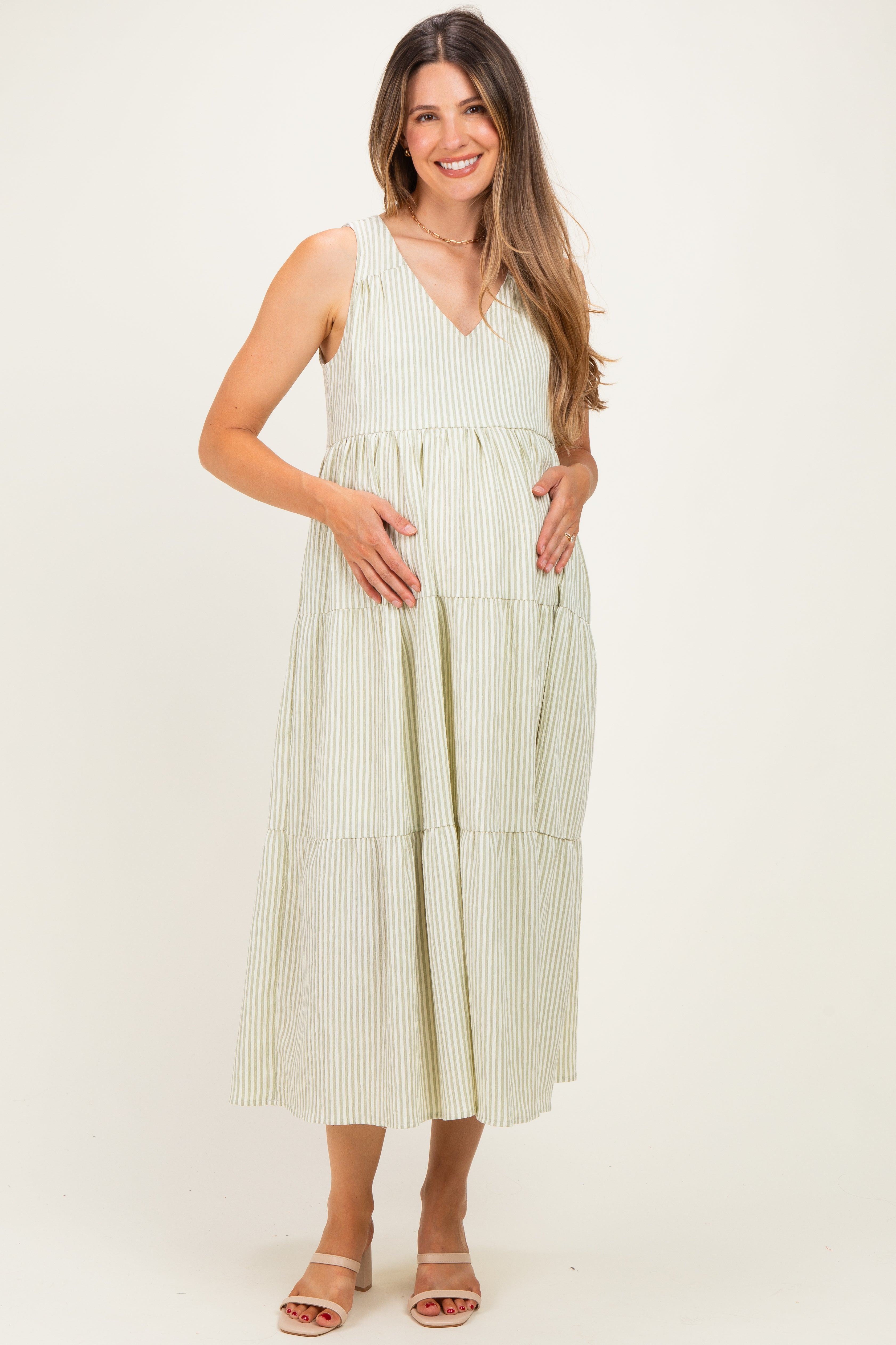 Umstandsmaxikleid mit V-Ausschnitt, Streifenmuster und Stufenrock, ärmellos