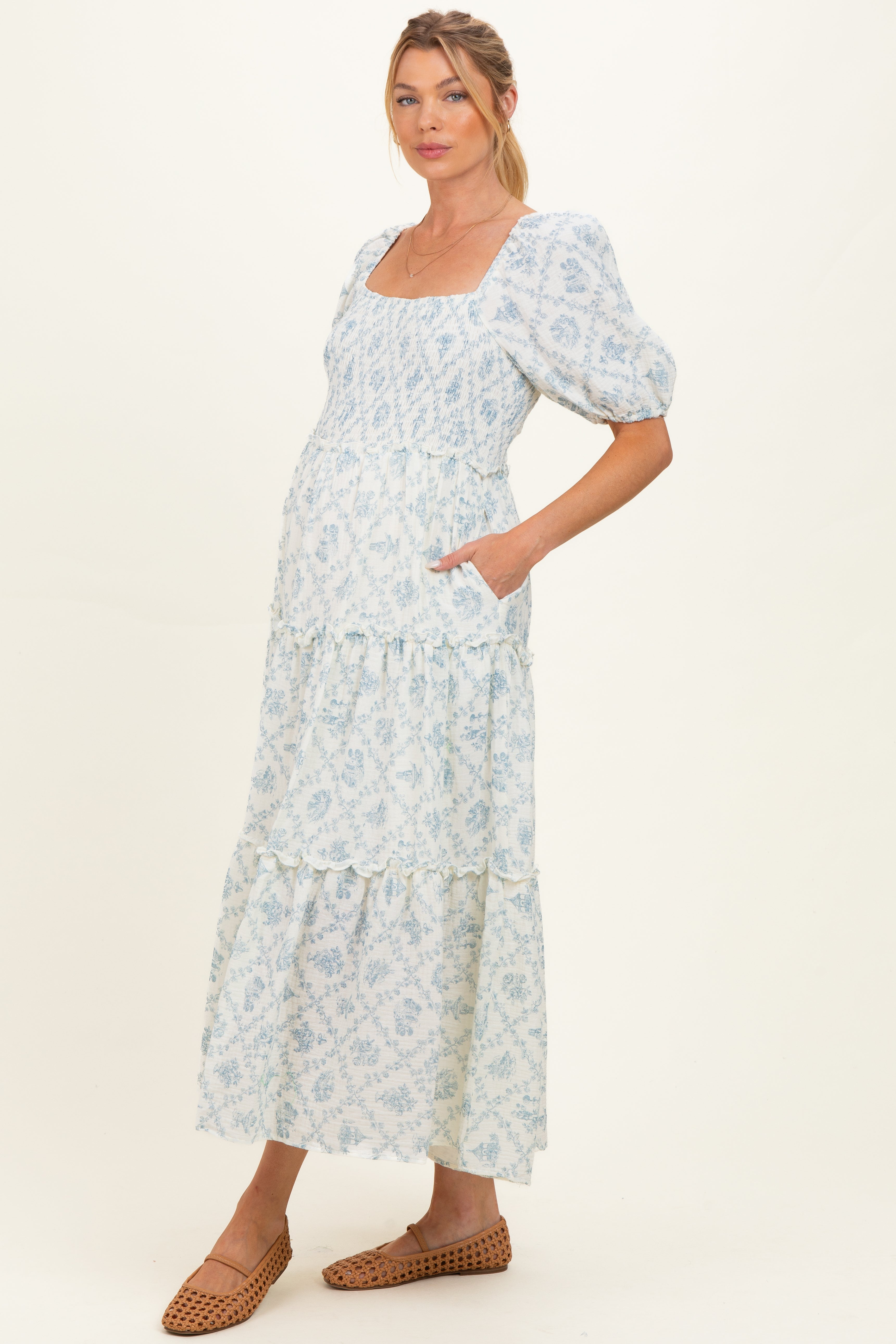 Umstands-Maxikleid mit Blumenmuster, Puffärmeln und Volant-Stufen