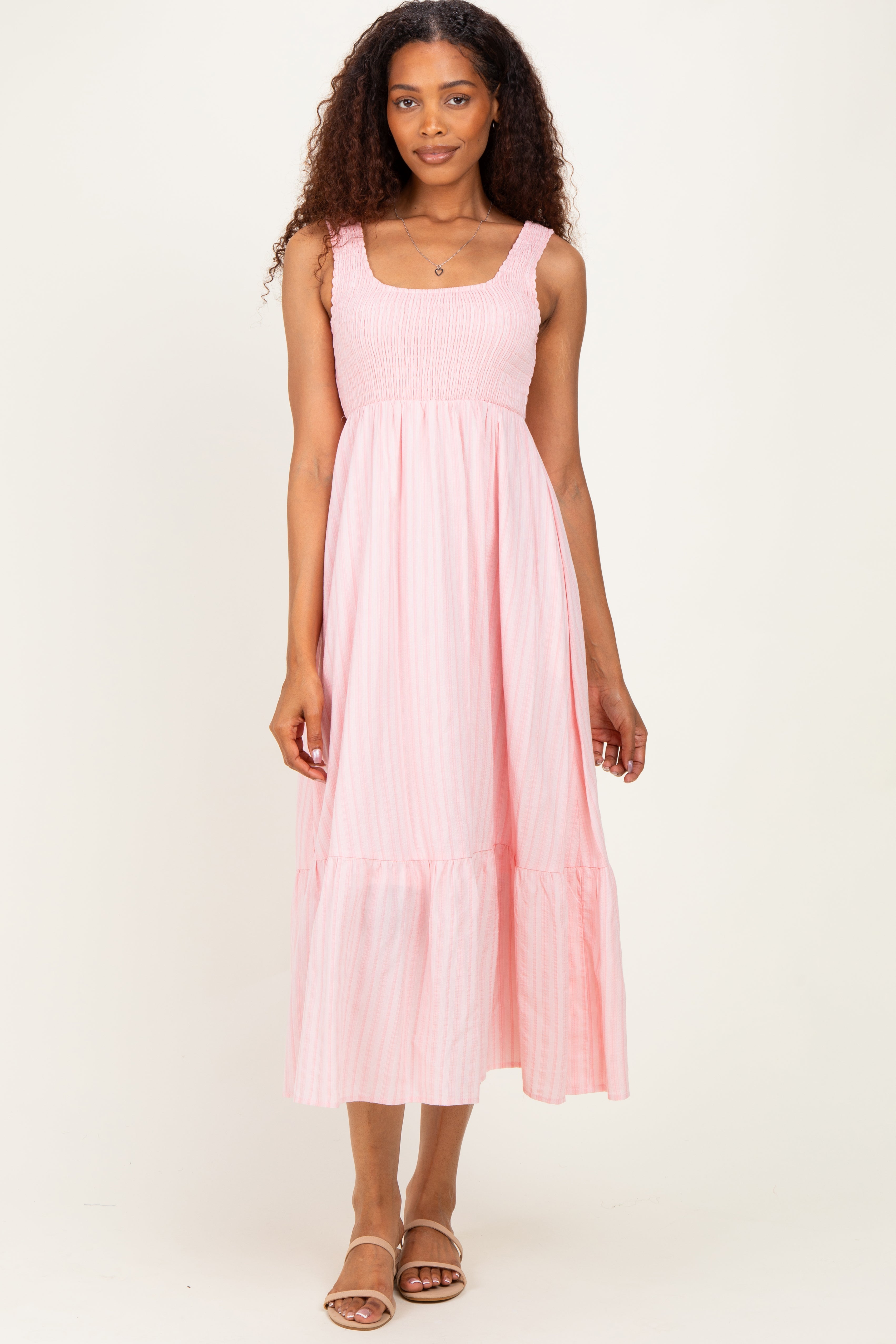 Ärmelloses Umstands-Maxikleid in Rosa mit Smok-Detail und Streifen