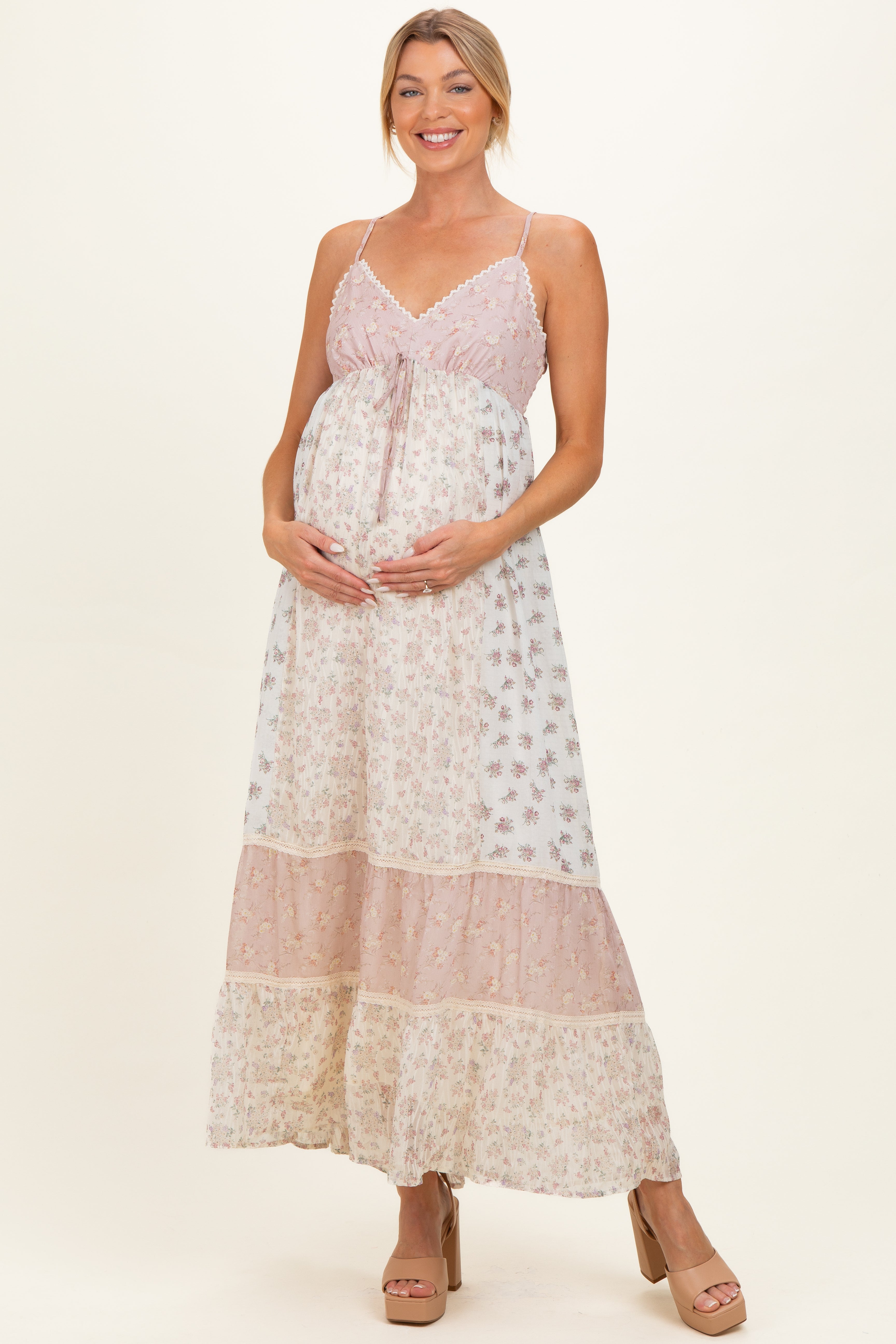 Umstands-Maxikleid mit Vintage-Blumenmuster in Rosa