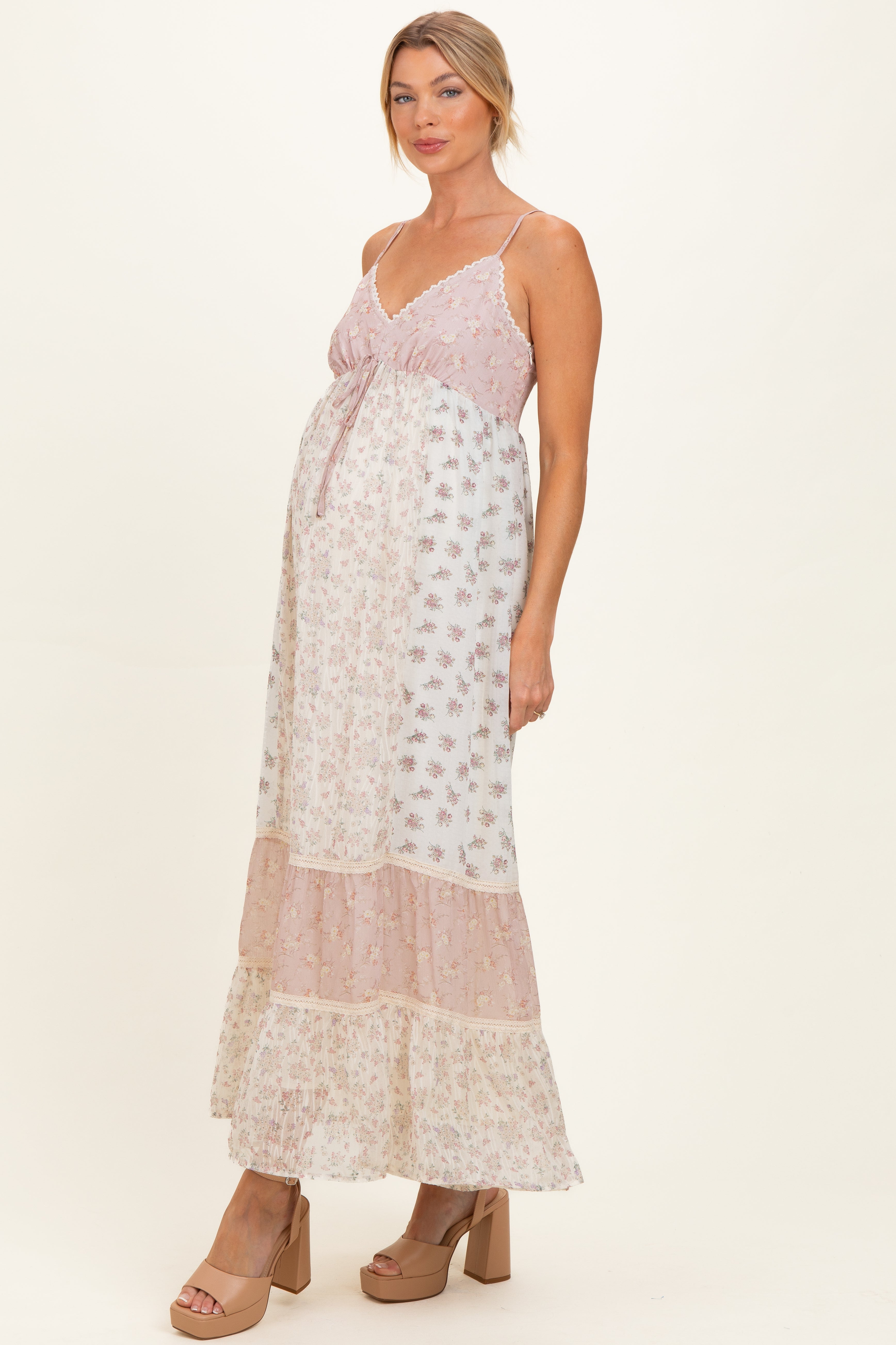 Umstands-Maxikleid mit Vintage-Blumenmuster in Rosa