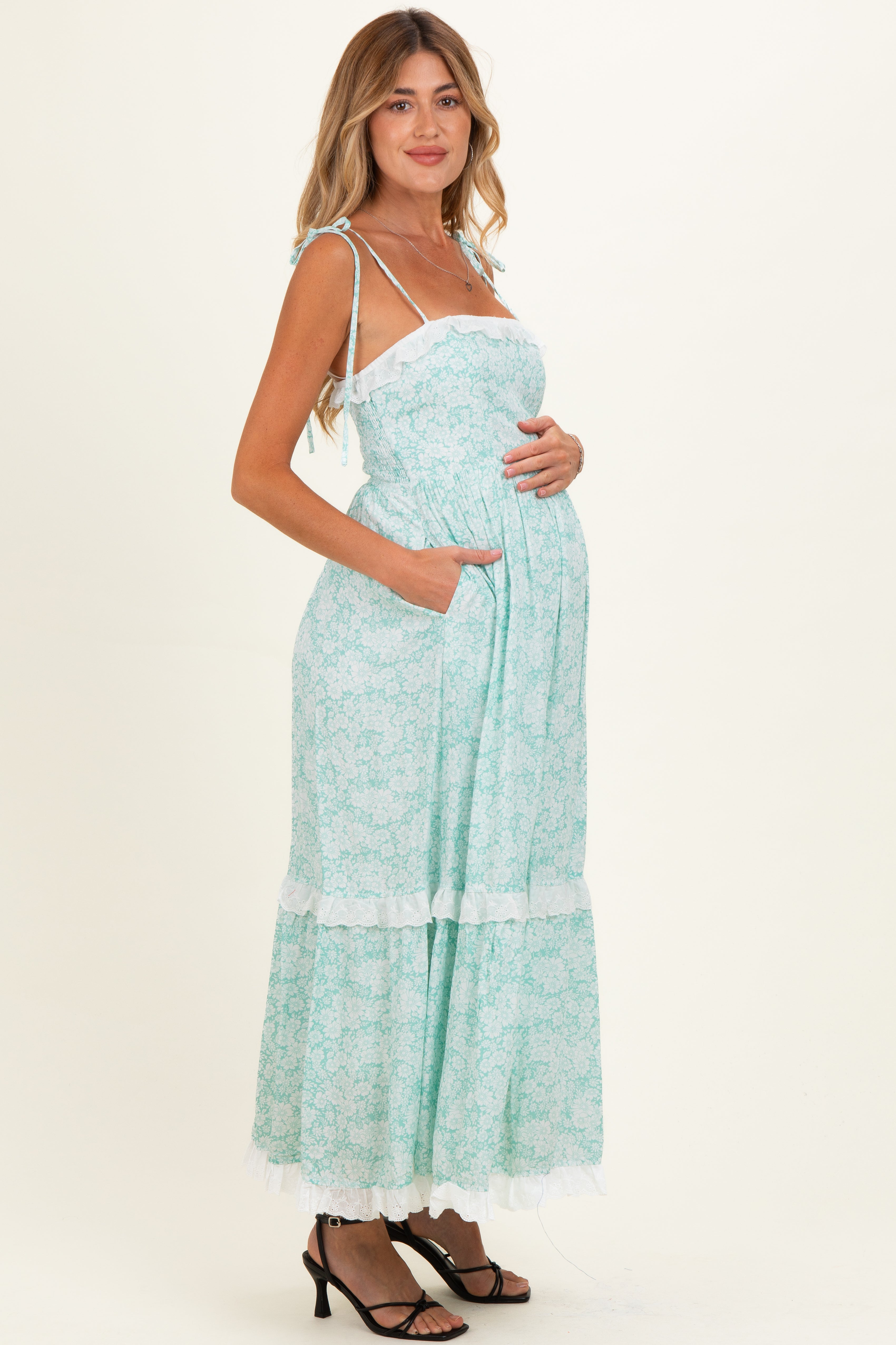 Umstands-Maxikleid mit Blumenmuster, Schulterbändern und Volantdetail