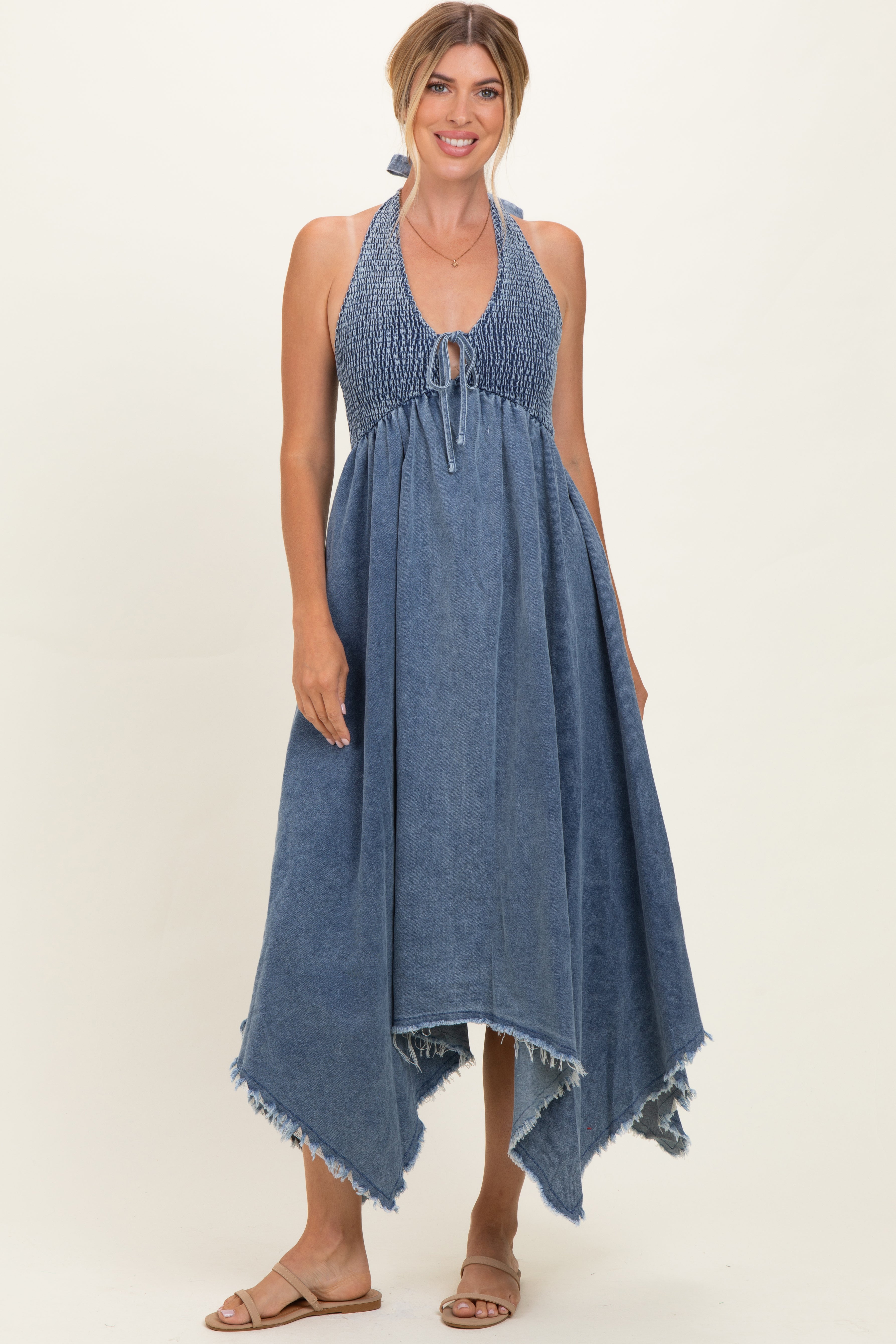 Umstandskleid in hellem Denim-Look mit Neckholder und Zipfelsaum