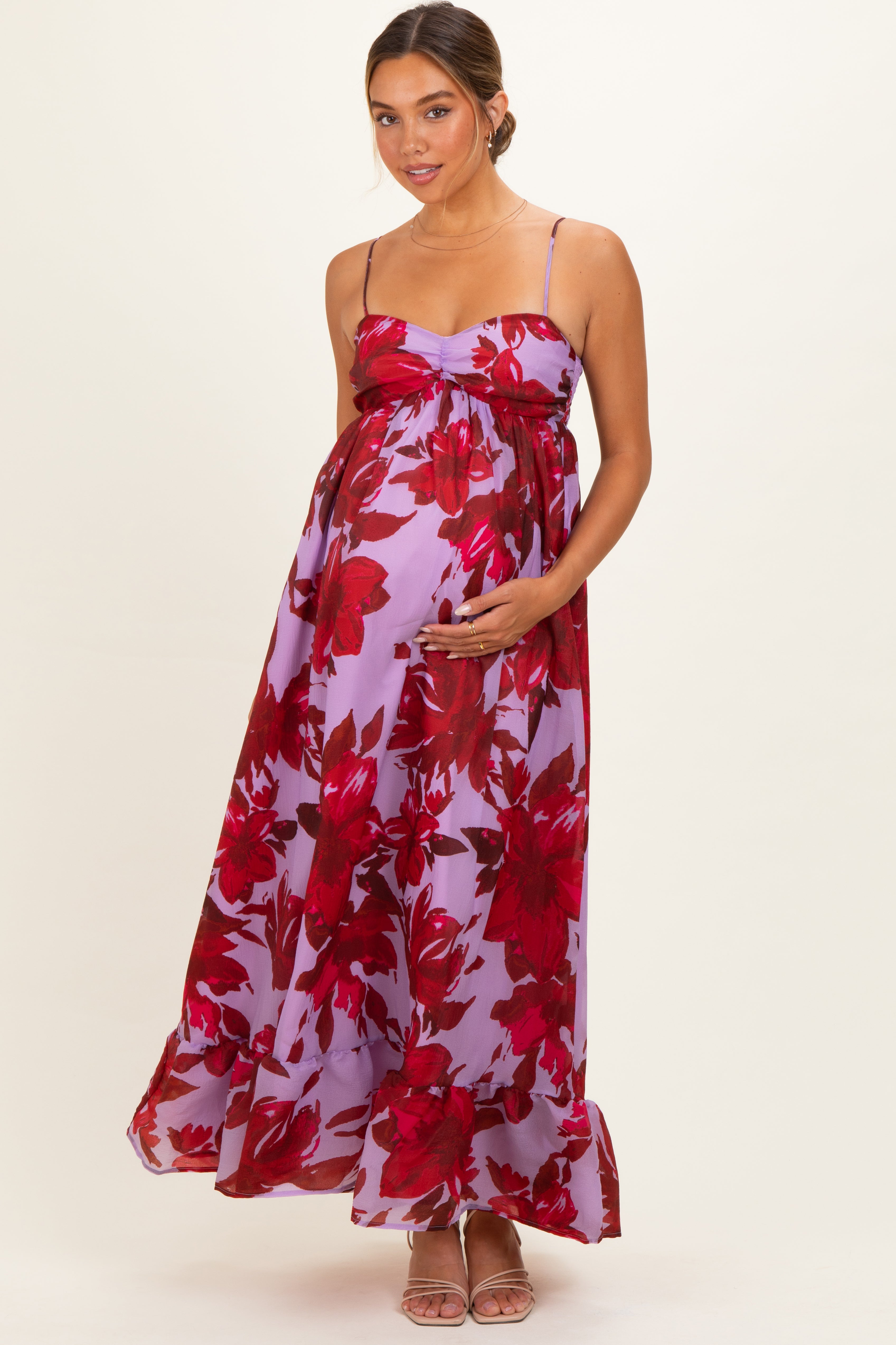 Umstands-Maxikleid in Lavendel mit Blumenmuster und Rüschensaum