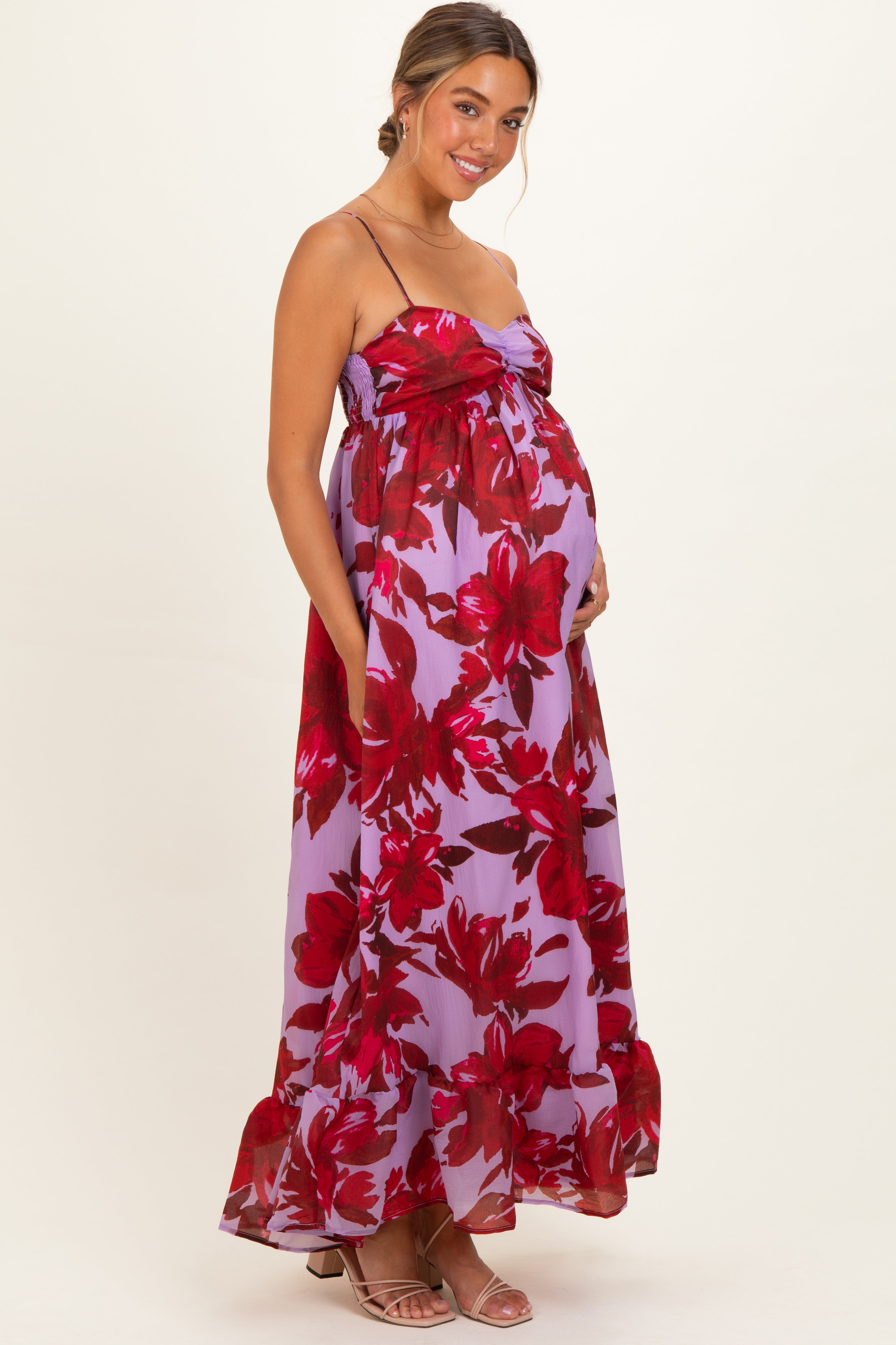 Umstands-Maxikleid in Lavendel mit Blumenmuster und Rüschensaum