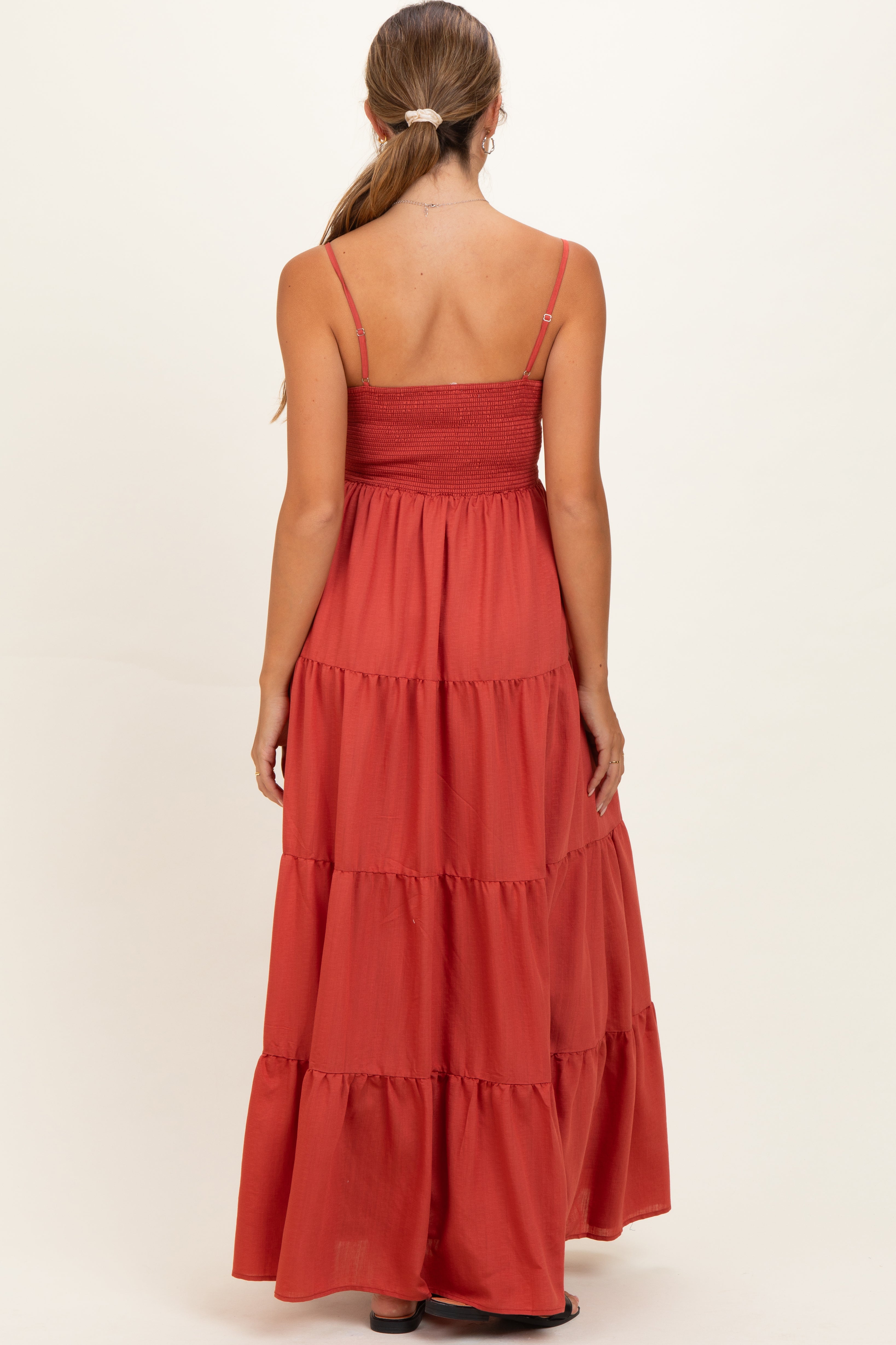 Ärmelloses Umstands-Maxikleid mit Stufenrock in Bronze