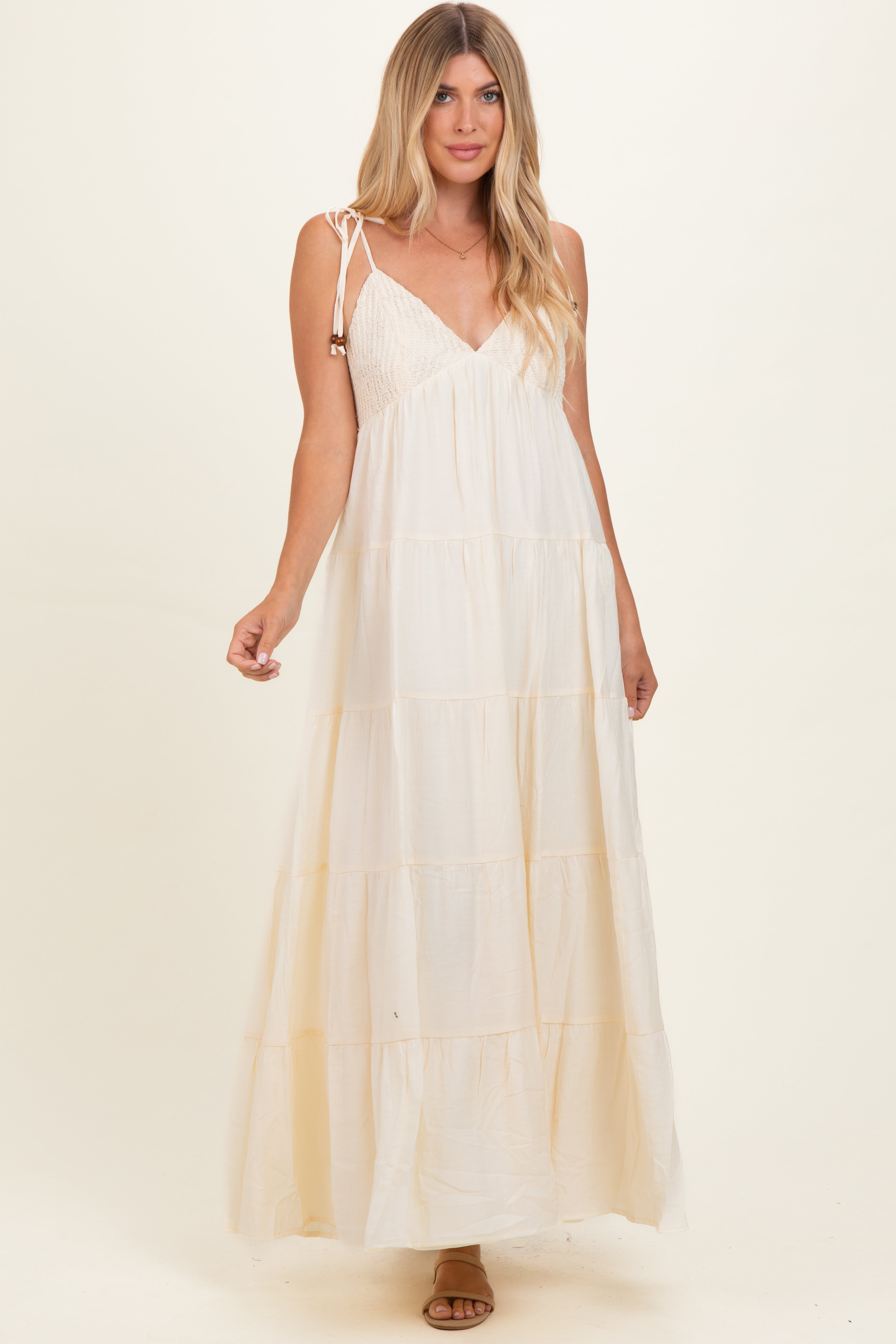 Umstands-Maxikleid in Creme mit Häkeldetail, Stufenrock und Schulterbändern