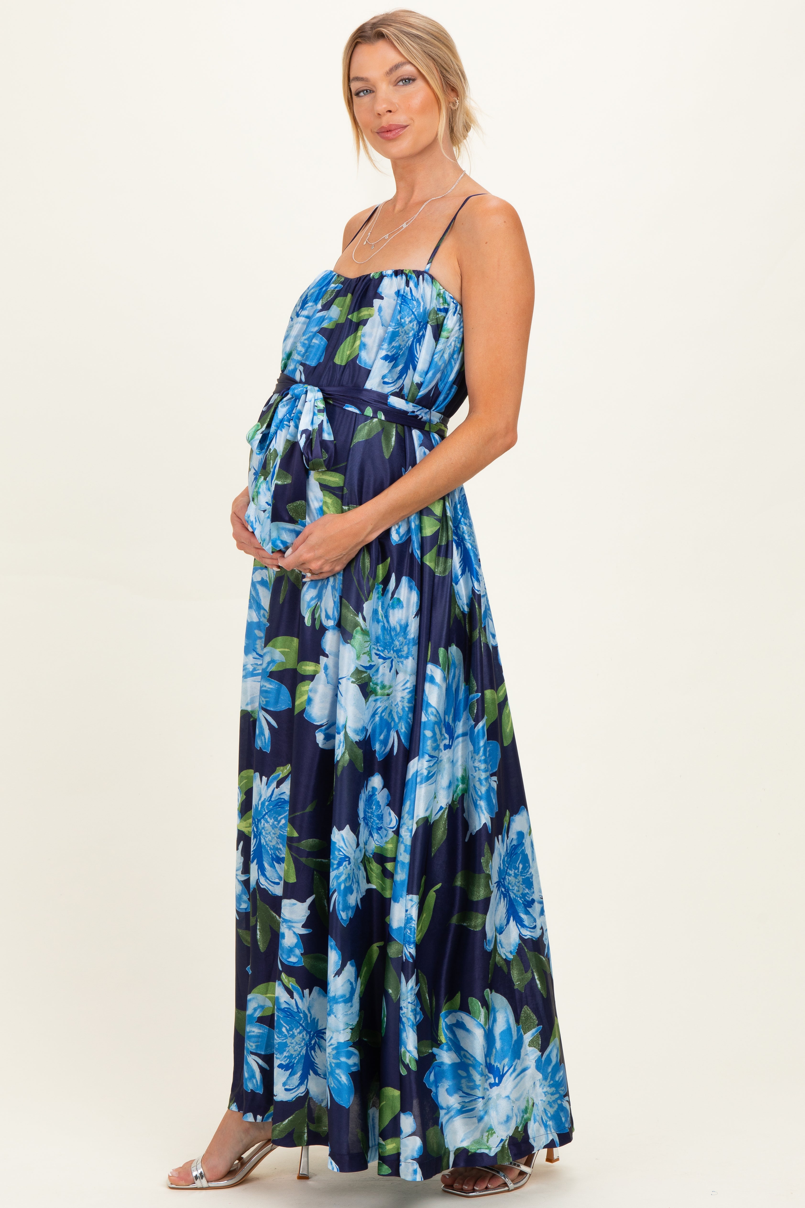 Geblümtes Umstands-Maxikleid mit Taillenband in Marineblau