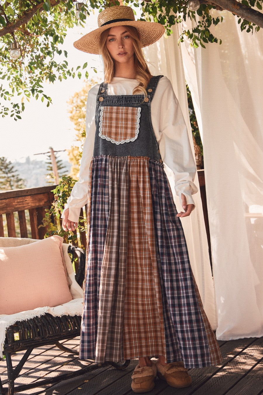 Umstands-Latzkleid aus Washed Denim mit Karo-Mix