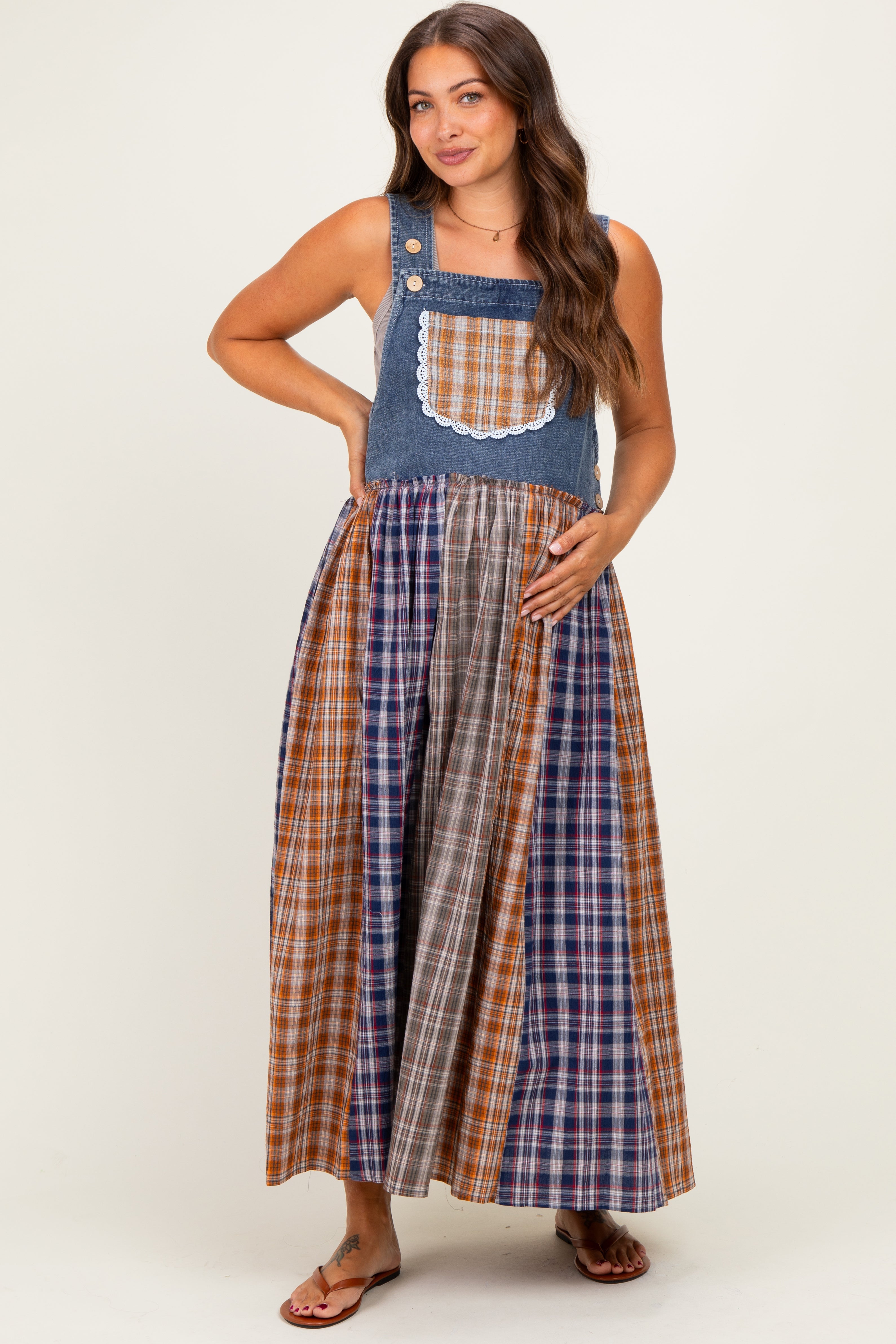 Umstands-Latzkleid aus Washed Denim mit Karo-Mix
