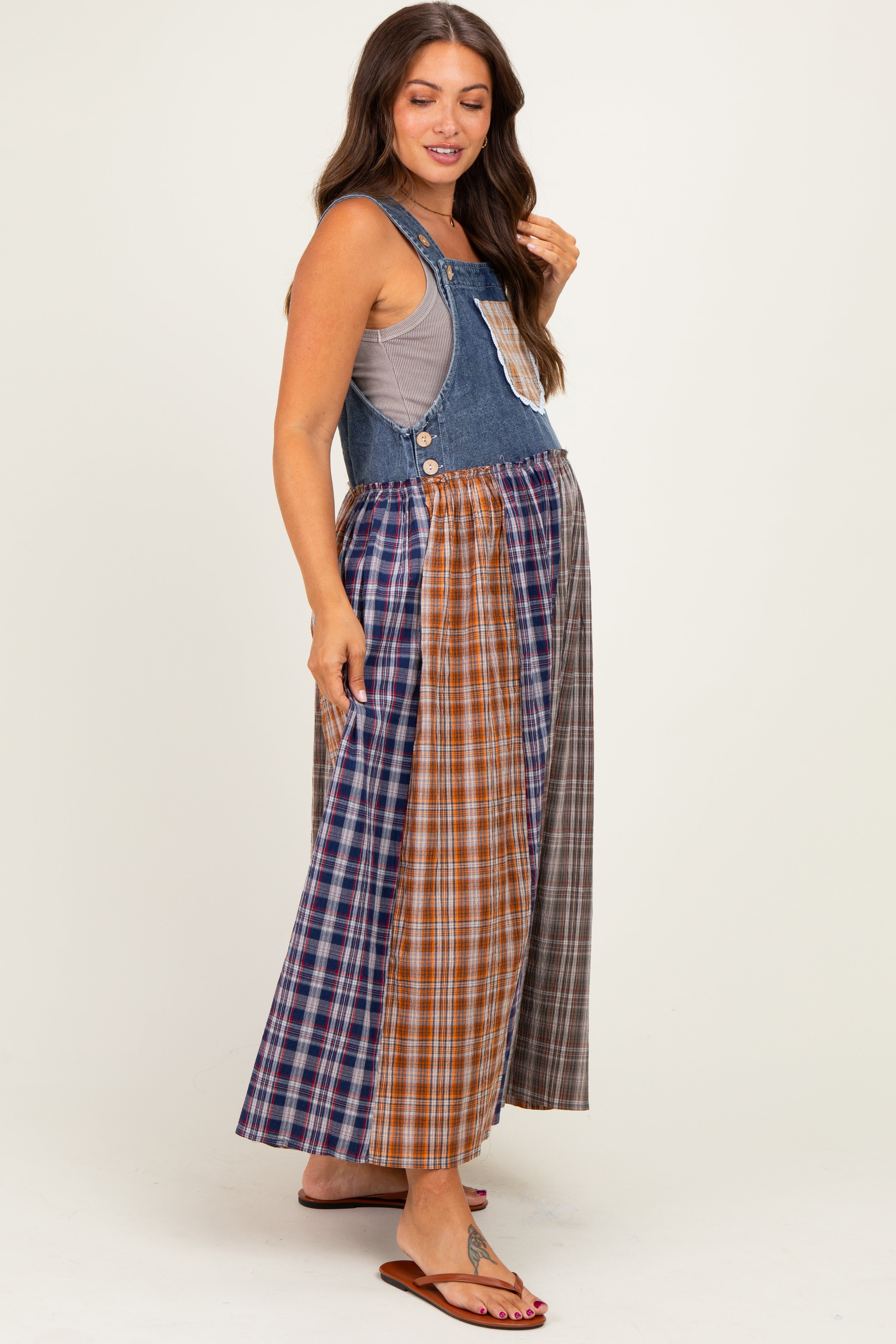 Umstands-Latzkleid aus Washed Denim mit Karo-Mix