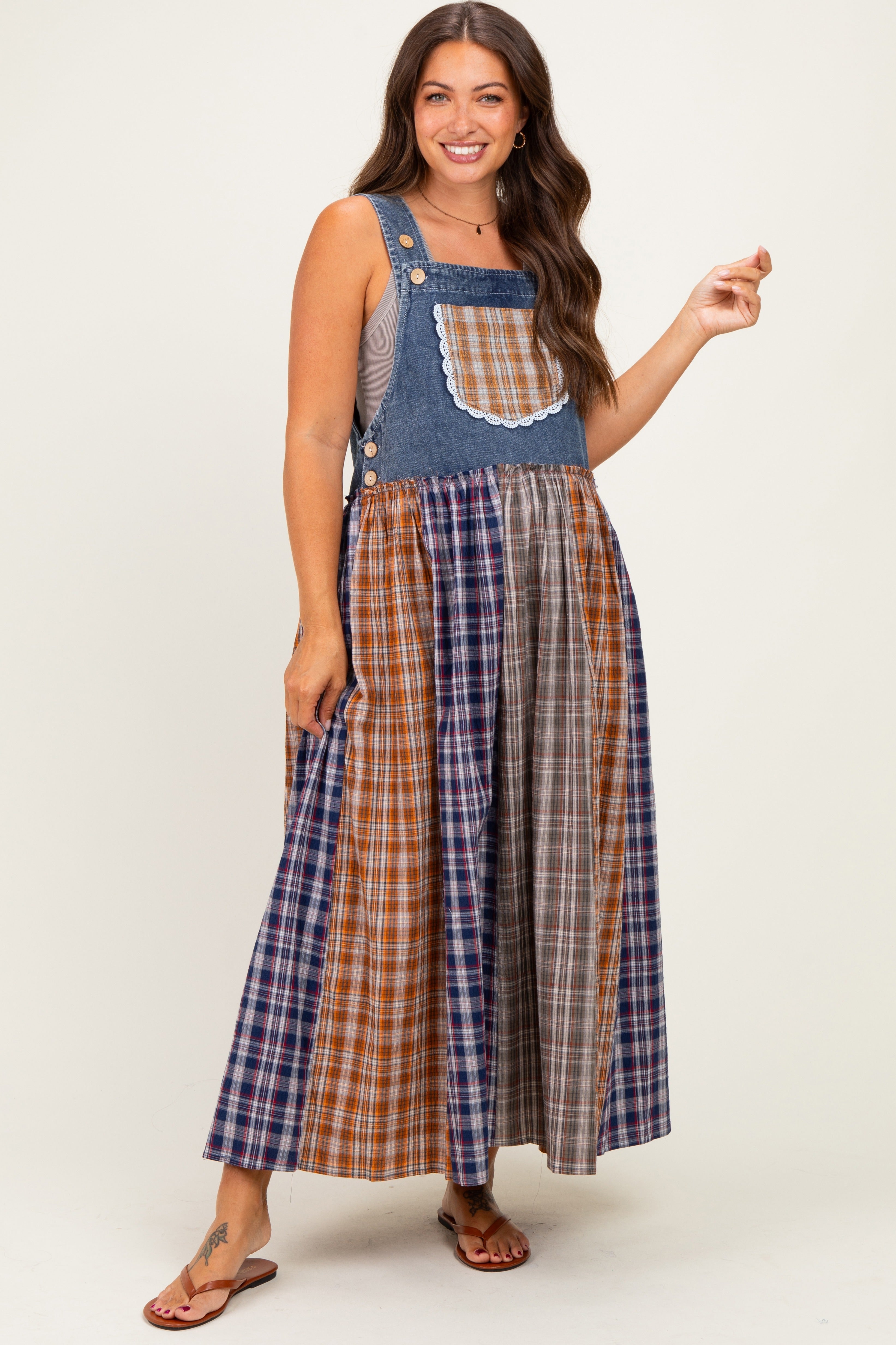 Umstands-Latzkleid aus Washed Denim mit Karo-Mix