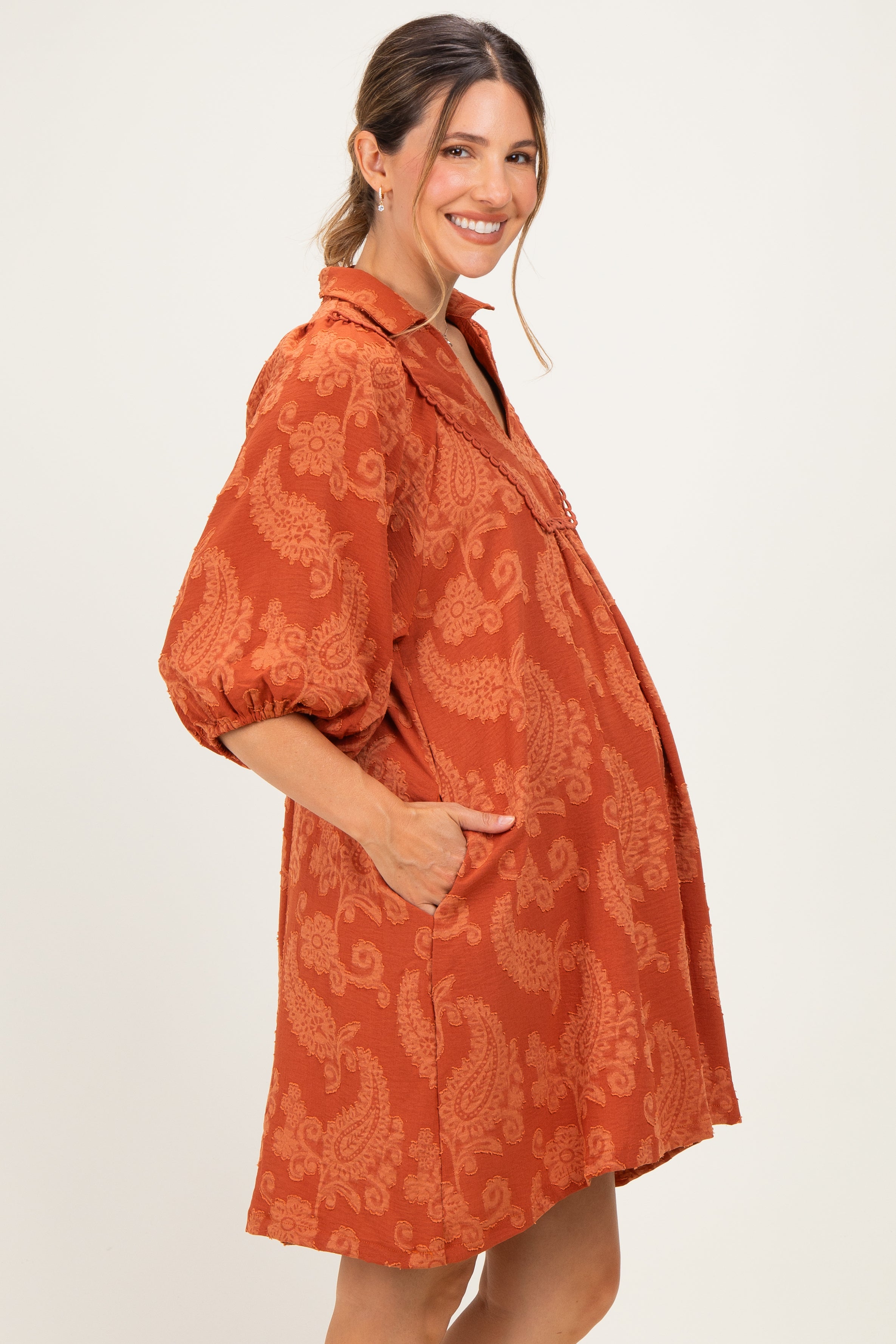 Umstandskleid mit Paisley-Muster und Puffärmeln