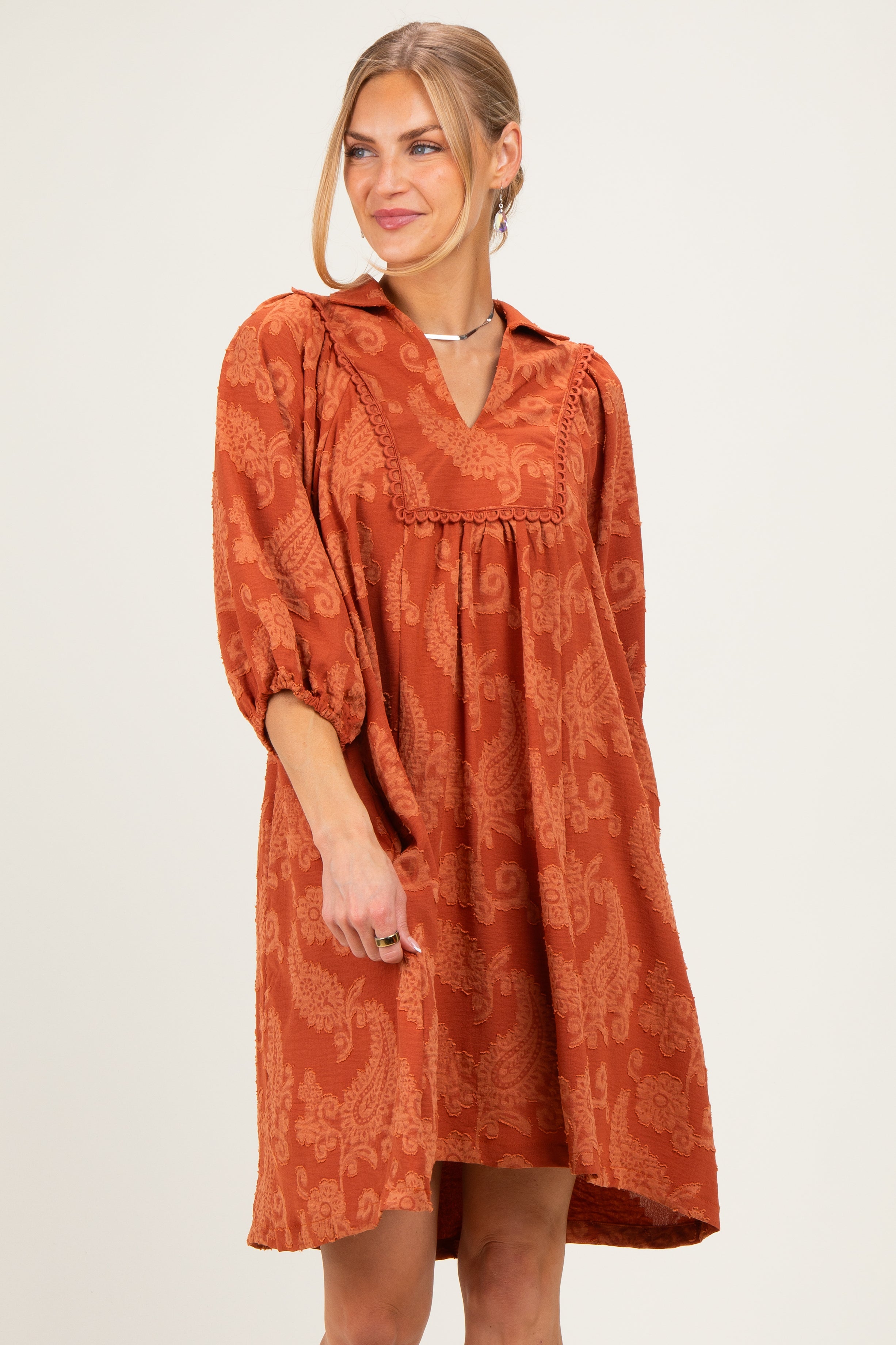 Umstandskleid mit Paisley-Muster und Puffärmeln