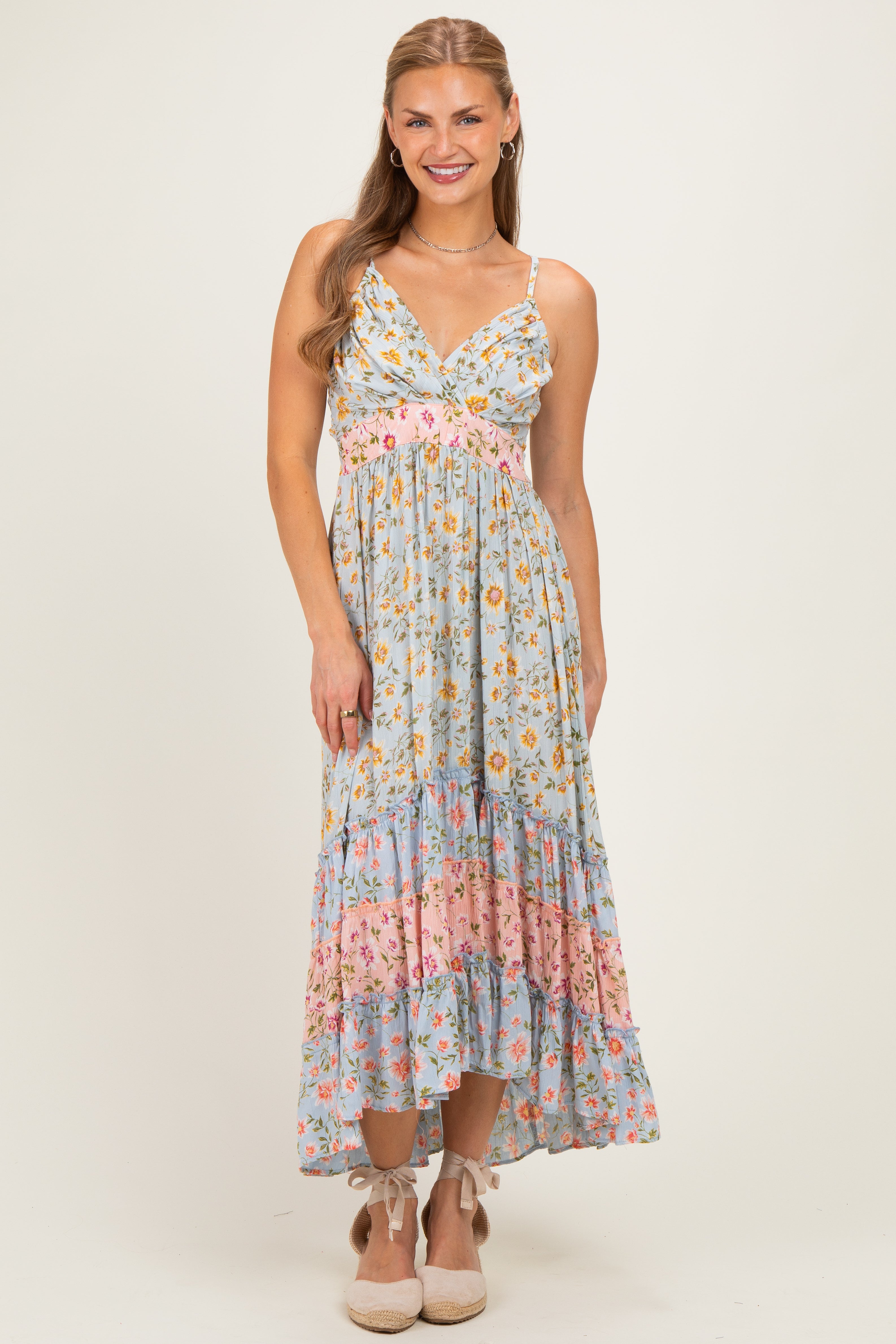 Florales Umstands-Midikleid im Colourblock mit Volant-Stufen