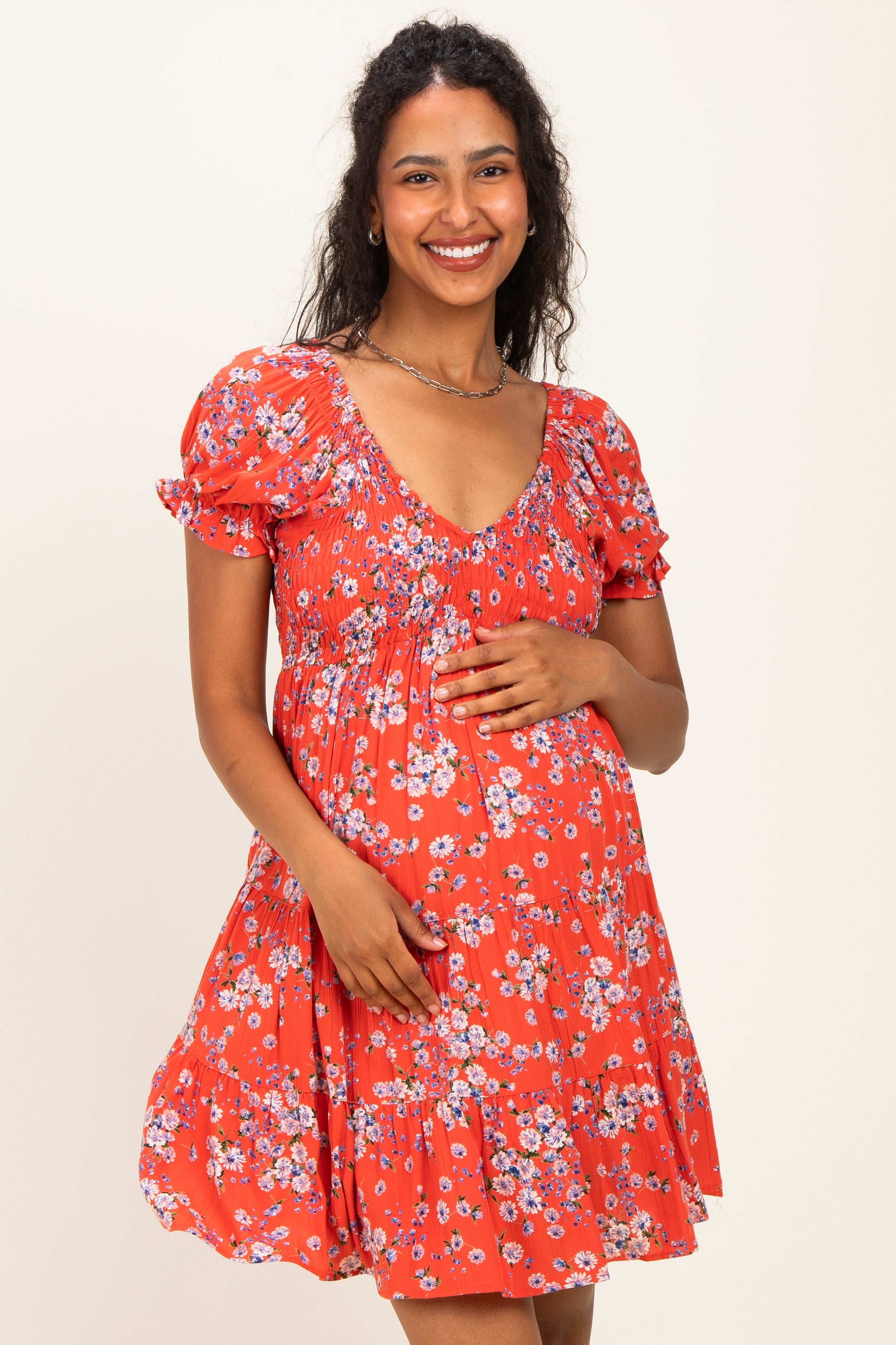Umstands-Minikleid mit Puffärmeln, Blumenmuster und Smok-Mieder