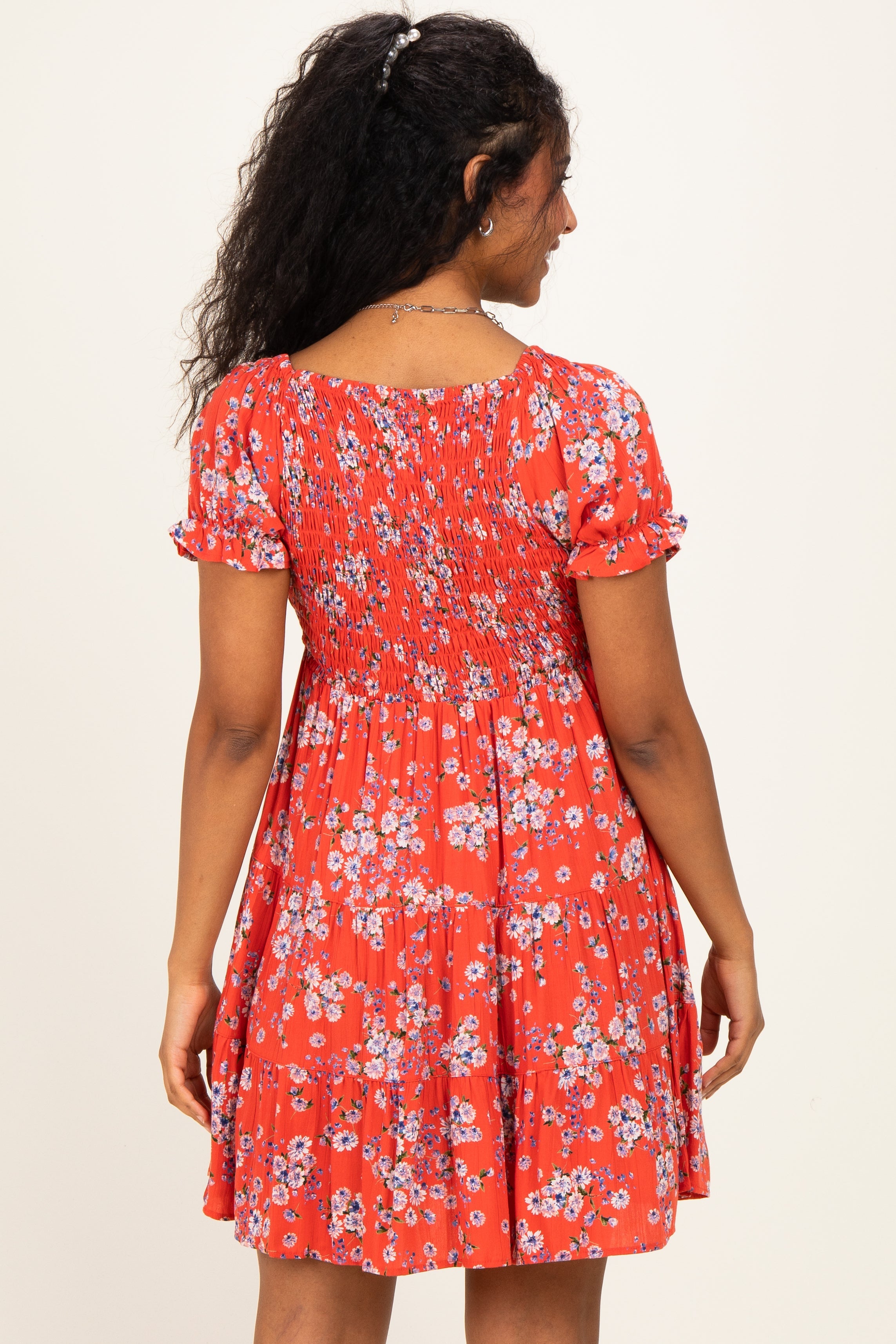 Umstands-Minikleid mit Puffärmeln, Blumenmuster und Smok-Mieder