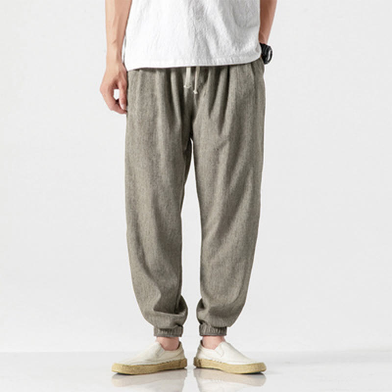 Schlichte Herrenhose mit Kordelzug und Taschen