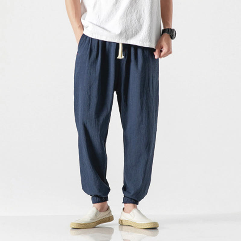 Schlichte Herrenhose mit Kordelzug und Taschen