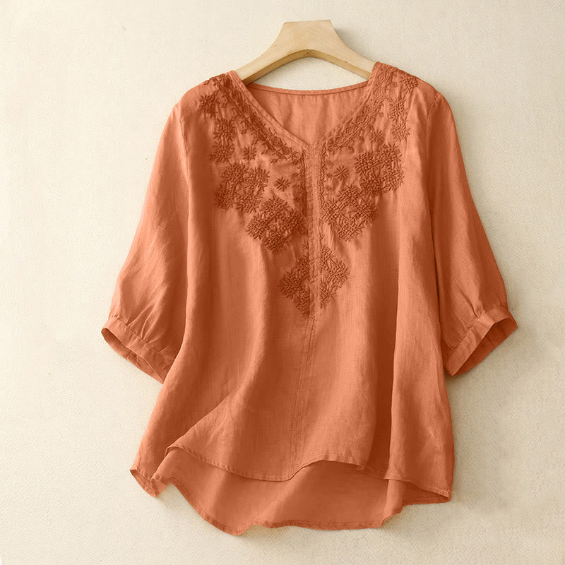 Damen-Halbarmshirt -Motiv, V-Ausschnitt und Stickerei.