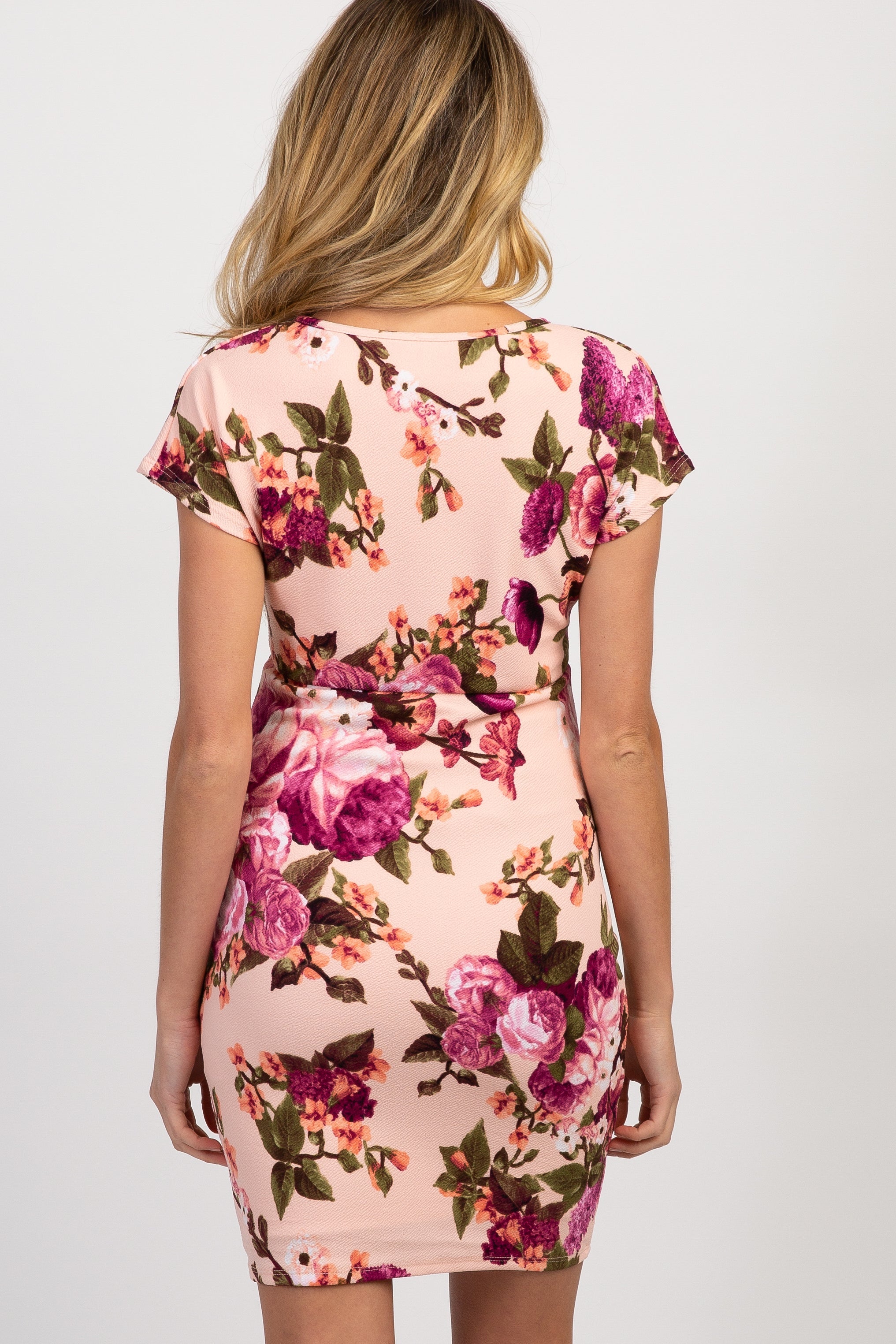 Figurbetontes Umstands-Wickelkleid mit Rosenblüten-Muster