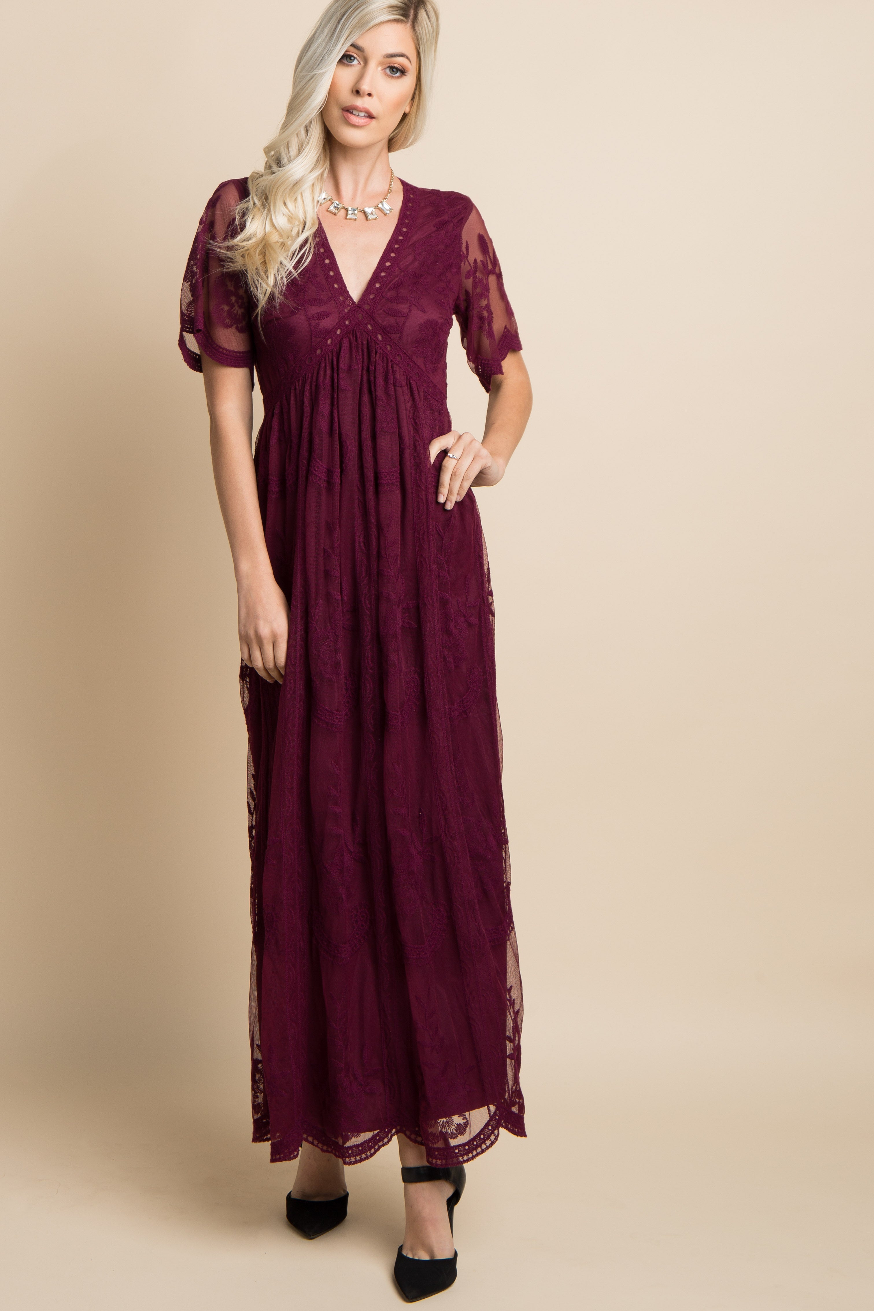 Umstands-Maxikleid mit Spitzen-Mesh-Überzug
