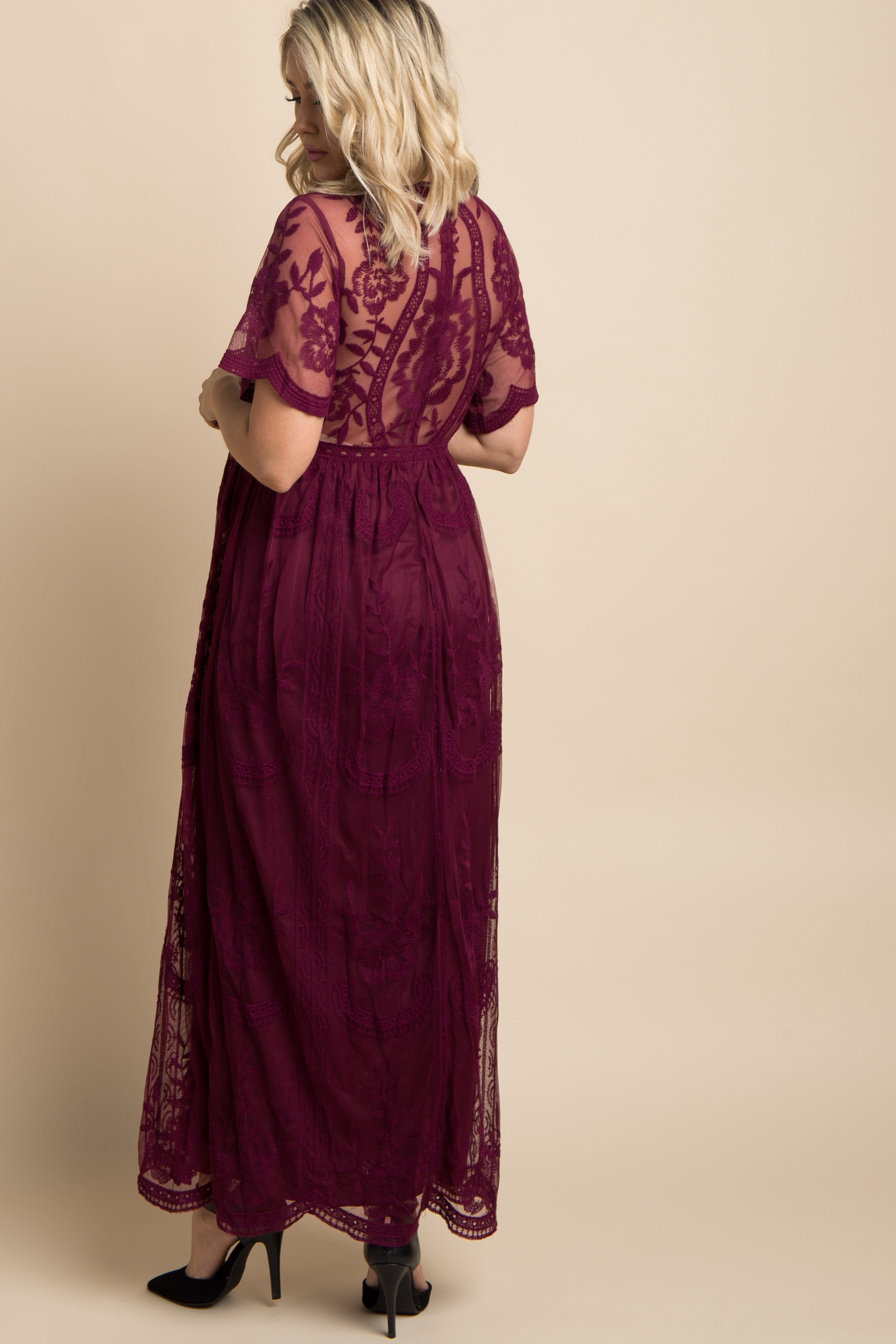 Umstands-Maxikleid mit Spitzen-Mesh-Überzug