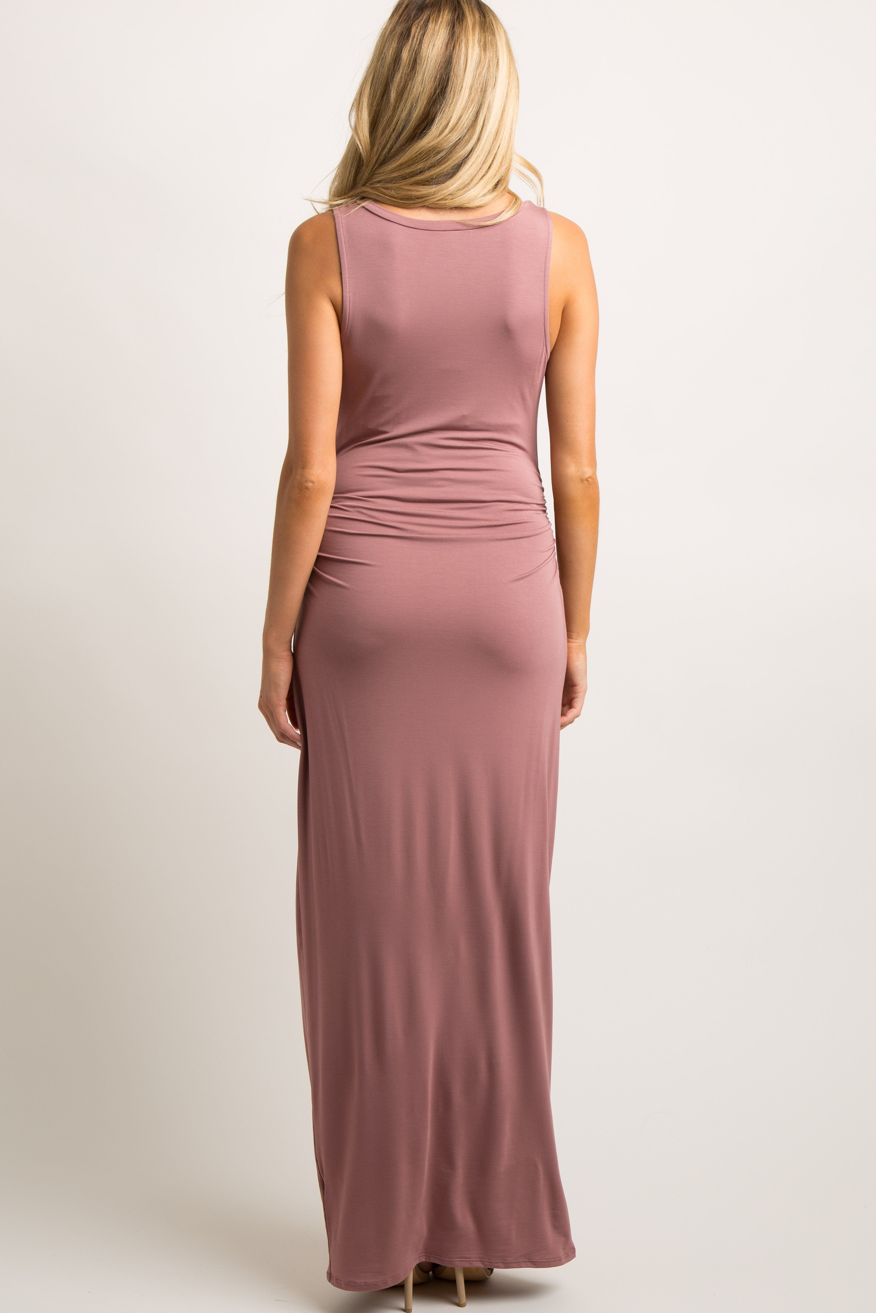 Ärmelloses figurbetontes Umstands-Maxikleid in Malve