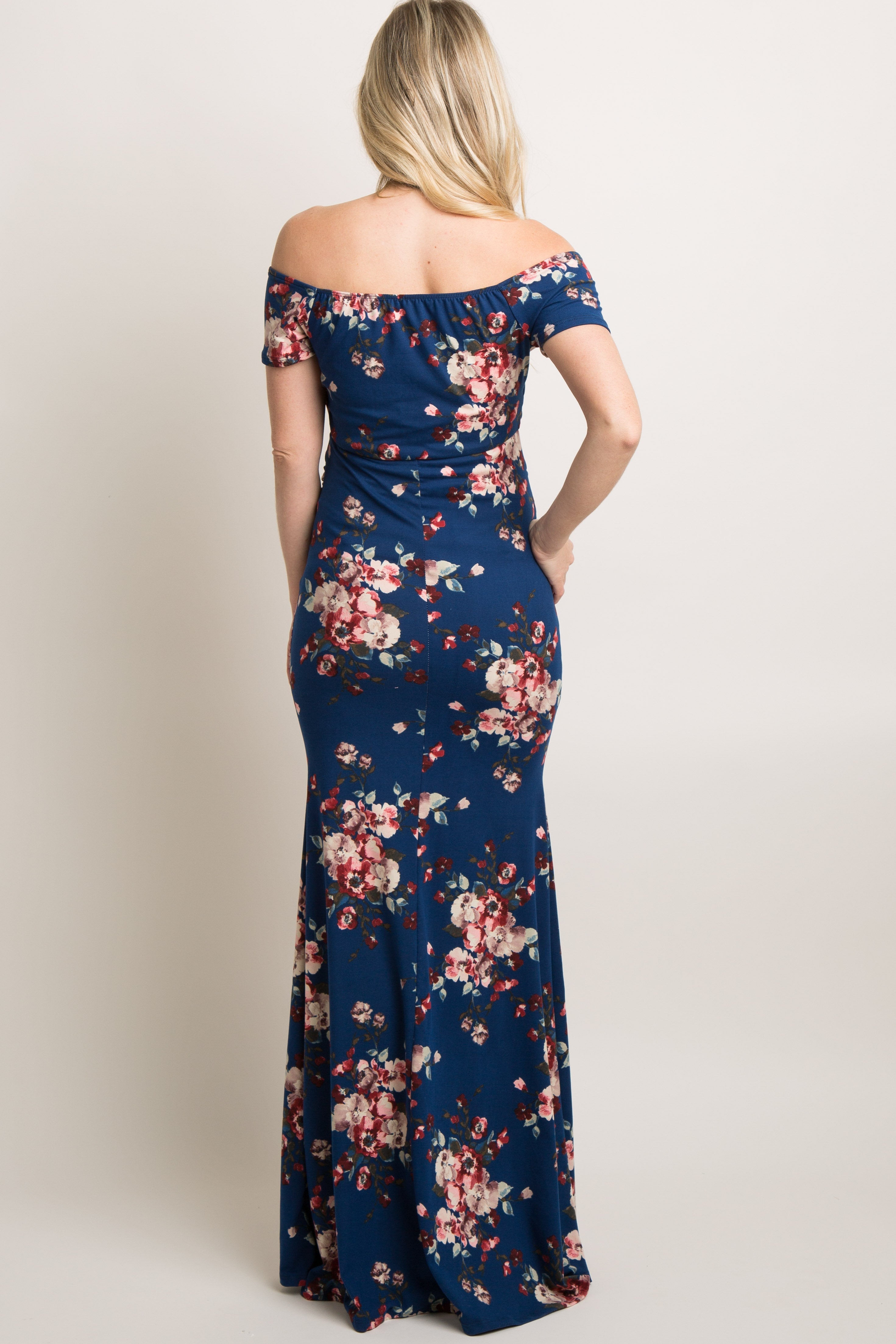 Umstandskleid mit Blumenmuster, schulterfreiem Ausschnitt und Wickeloptik für Fotoshootings