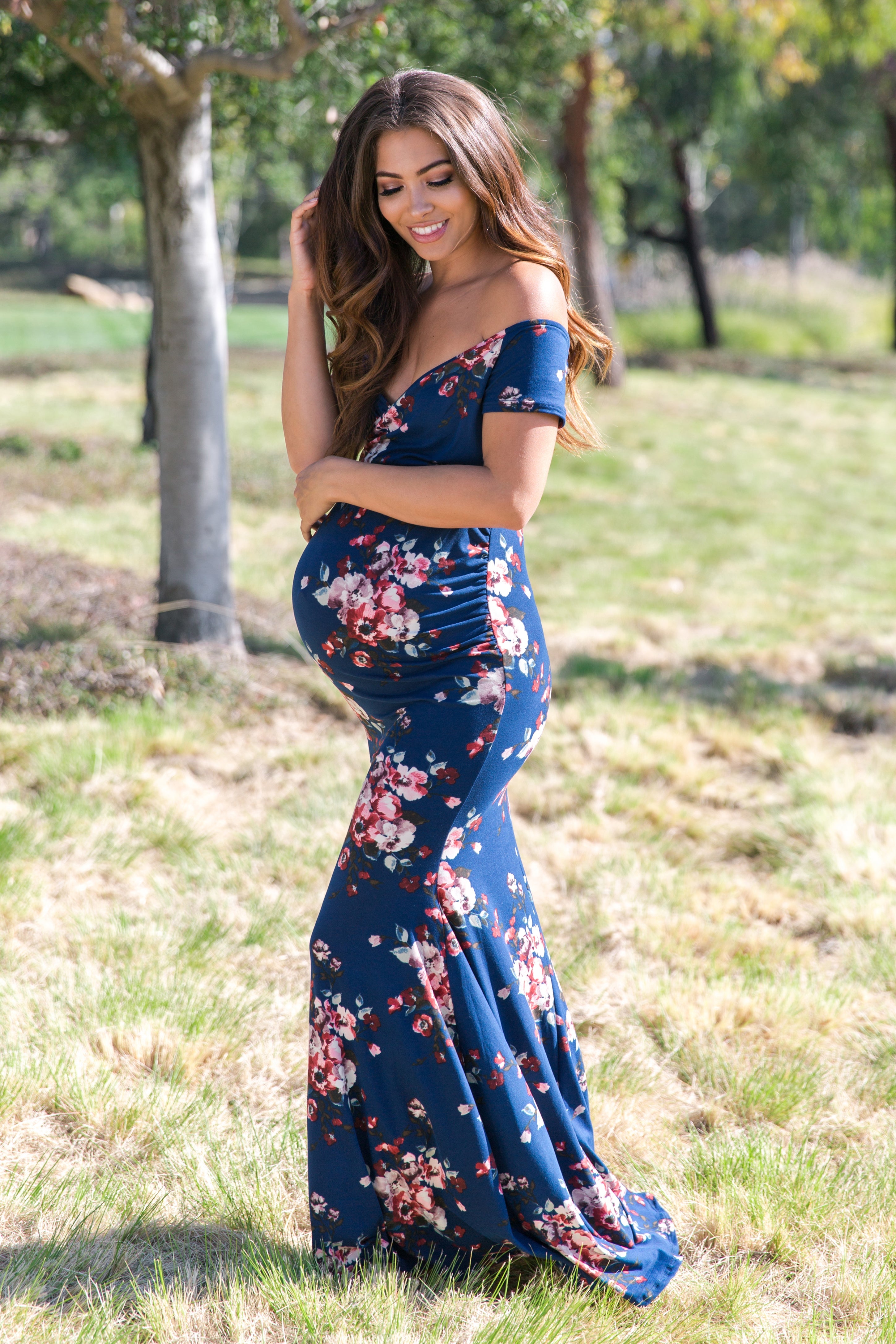 Umstandskleid mit Blumenmuster, schulterfreiem Ausschnitt und Wickeloptik für Fotoshootings